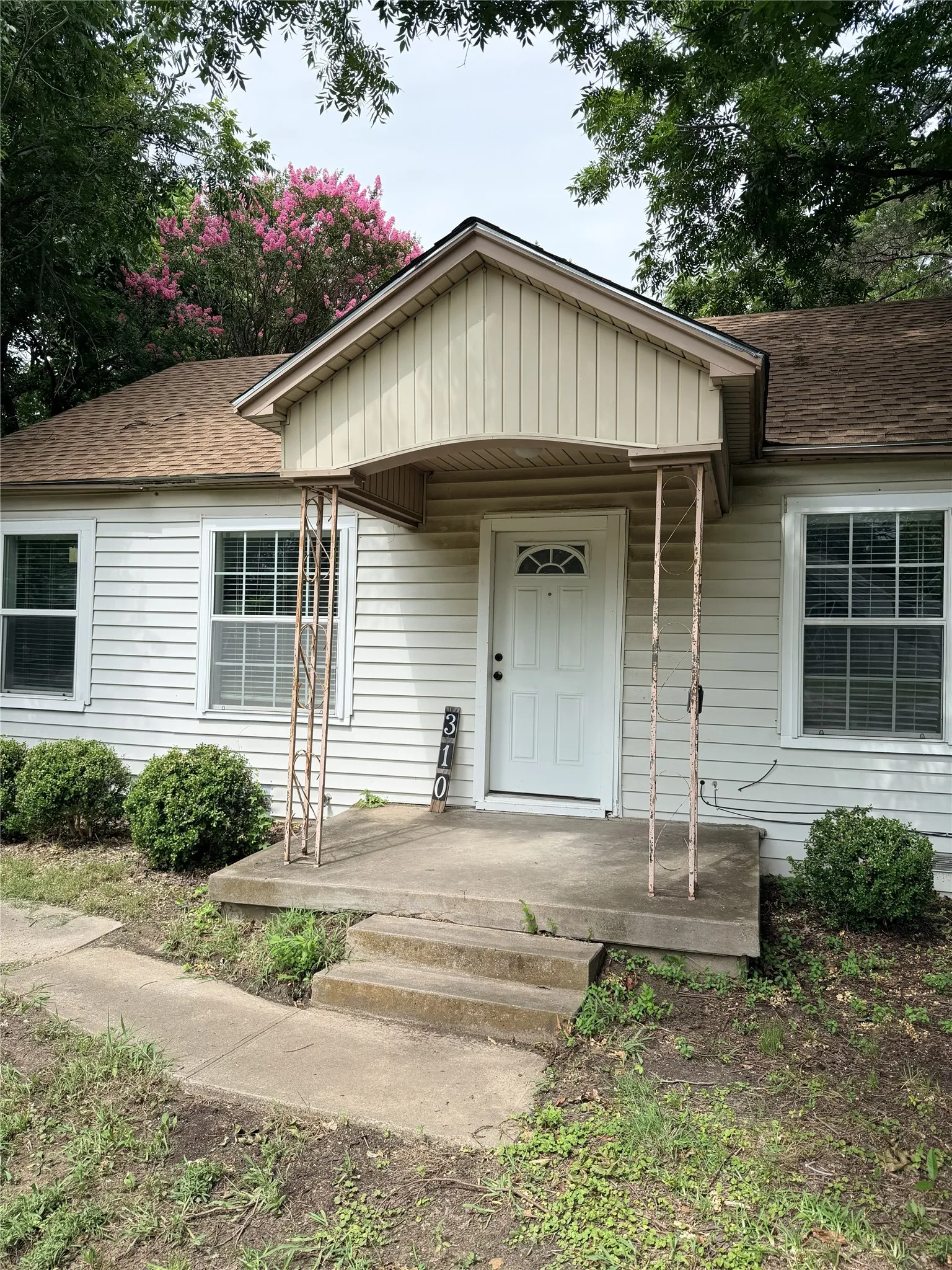 Single Family Residence For Sale in Dallas County , 310 College Street, Wilmer, Texas 75172, 2 Bedroom, 1 Bathroom, 1 Garage spaces, 858 Sqft, built in 1950, mls#21314095, Real Estate Agent in Wilmer, Homes For Sale in Dallas county, Homes For Sale in Wilmer, Realtor in Wilmer Texas, Real Estate Brokerage Independent Realty Texas, Luminita Cordes Realtor