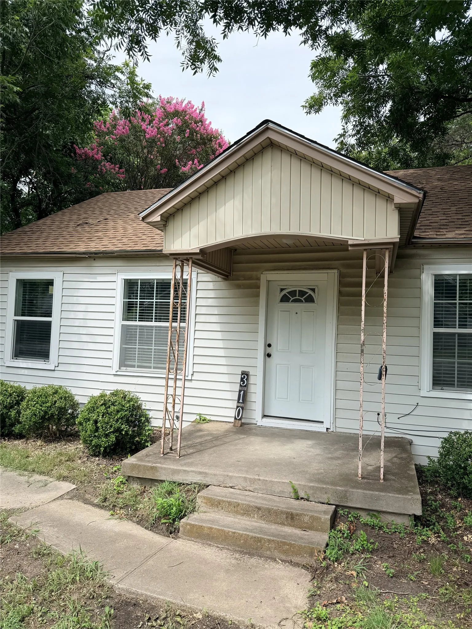 Single Family Residence For Sale in Dallas County , 310 College Street, Wilmer, Texas 75172, 2 Bedroom, 1 Bathroom, 1 Garage spaces, 858 Sqft, built in 1950, mls#21314095, Real Estate Agent in Wilmer, Homes For Sale in Dallas county, Homes For Sale in Wilmer, Realtor in Wilmer Texas, Real Estate Brokerage Independent Realty Texas, Luminita Cordes Realtor