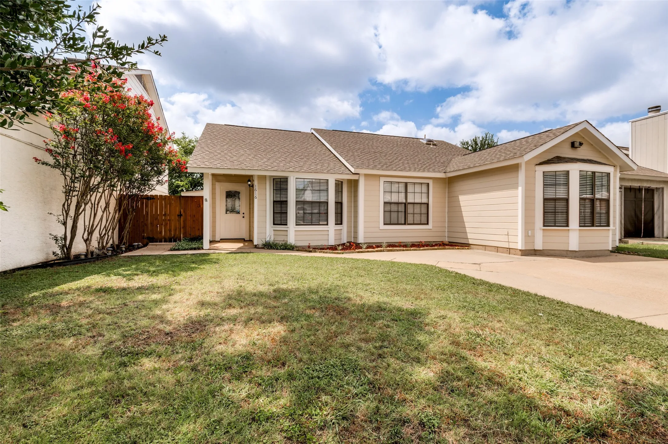 Single Family Residence For Sale in Tarrant County , 1616 Wickford Drive, Arlington, Texas 76018, 3 Bedroom, 2 Bathroom, Garage spaces, 1,292 Sqft, built in 1985, mls#21312919, Real Estate Agent in Arlington, Homes For Sale in Tarrant county, Homes For Sale in Arlington, Realtor in Arlington Texas, Real Estate Brokerage Independent Realty Texas, Luminita Cordes Realtor