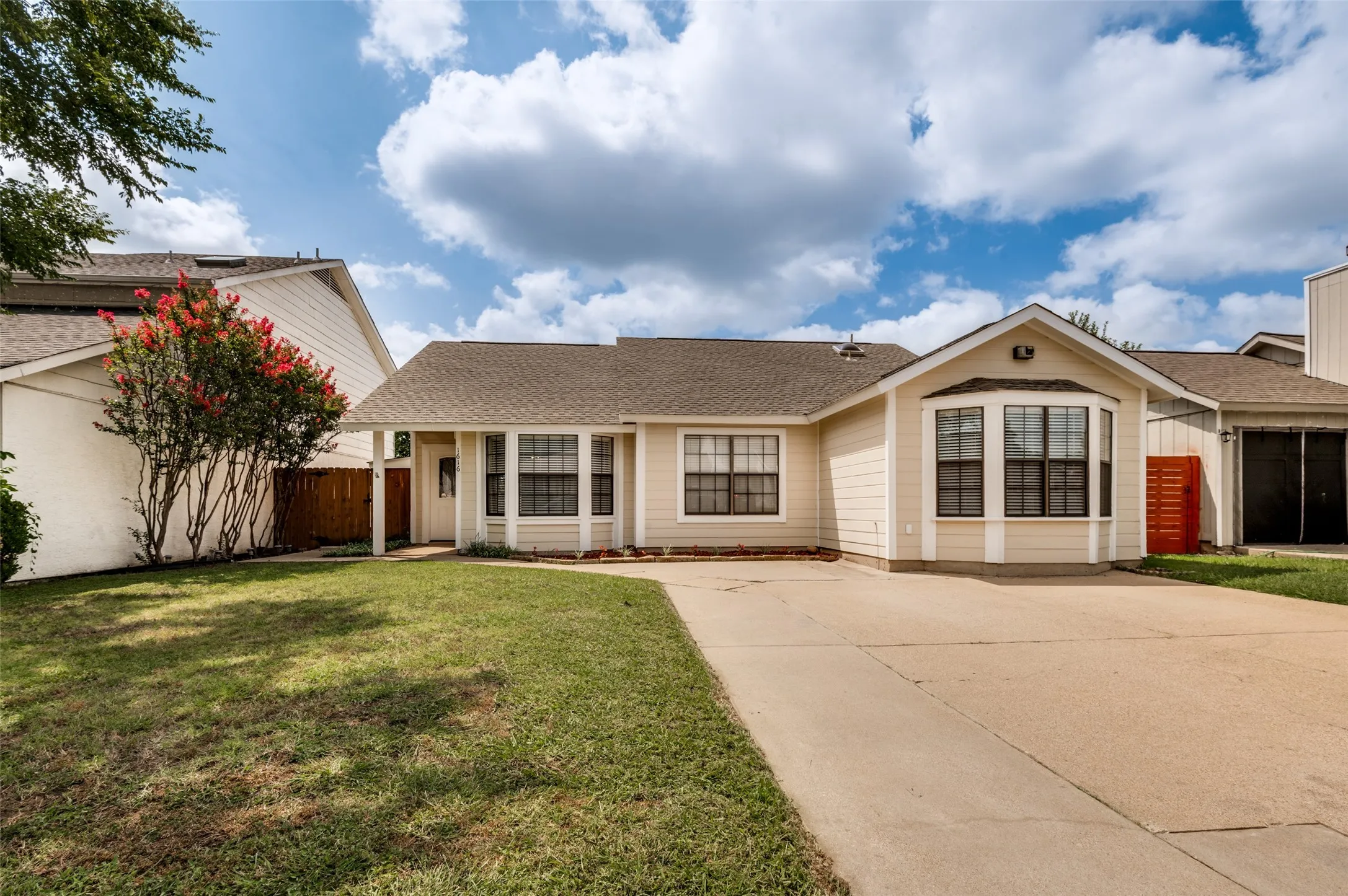 Single Family Residence For Sale in Tarrant County , 1616 Wickford Drive, Arlington, Texas 76018, 3 Bedroom, 2 Bathroom, Garage spaces, 1,292 Sqft, built in 1985, mls#21312919, Real Estate Agent in Arlington, Homes For Sale in Tarrant county, Homes For Sale in Arlington, Realtor in Arlington Texas, Real Estate Brokerage Independent Realty Texas, Luminita Cordes Realtor
