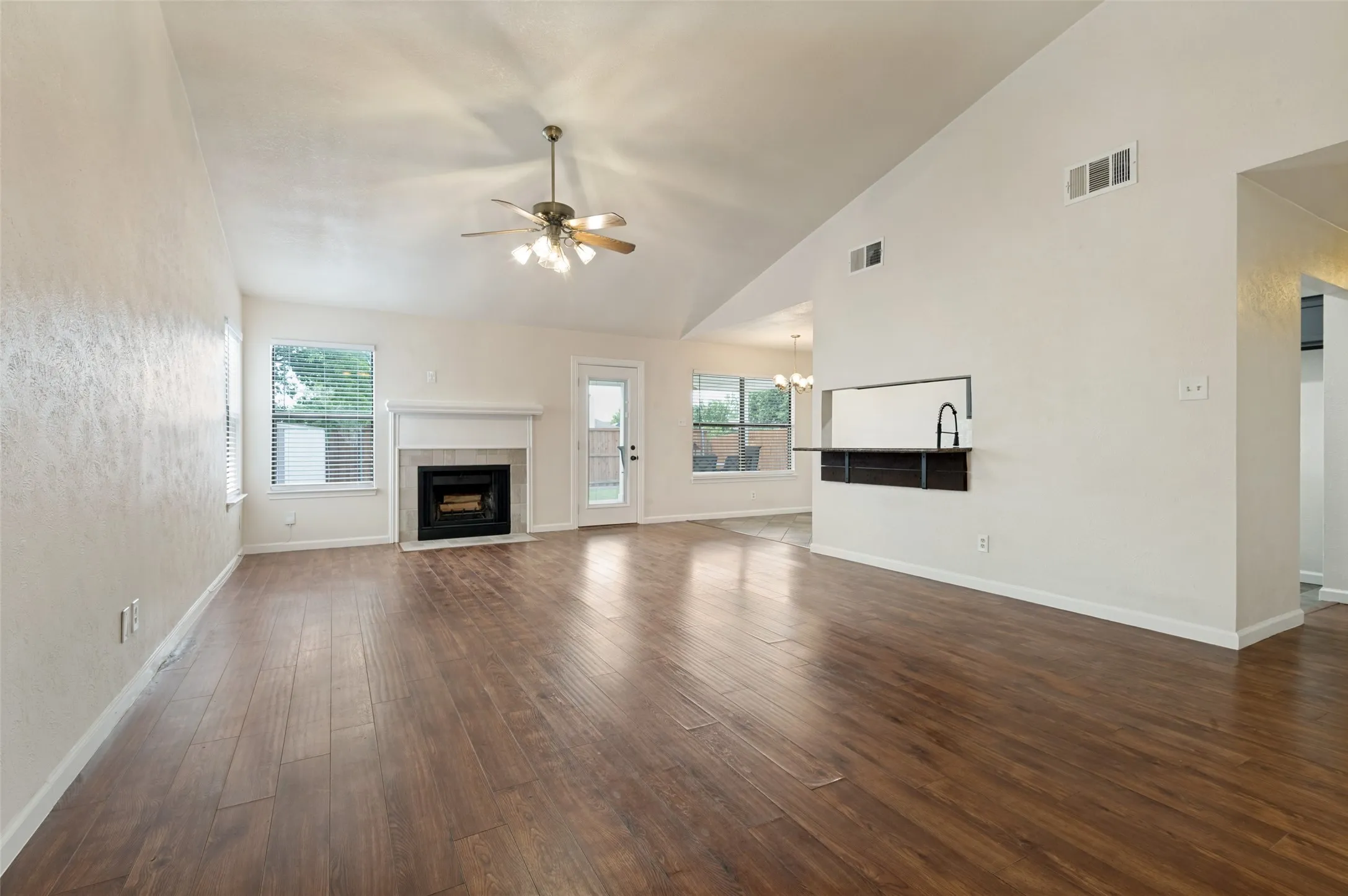 Single Family Residence For Sale in Tarrant County , 1616 Wickford Drive, Arlington, Texas 76018, 3 Bedroom, 2 Bathroom, Garage spaces, 1,292 Sqft, built in 1985, mls#21312919, Real Estate Agent in Arlington, Homes For Sale in Tarrant county, Homes For Sale in Arlington, Realtor in Arlington Texas, Real Estate Brokerage Independent Realty Texas, Luminita Cordes Realtor