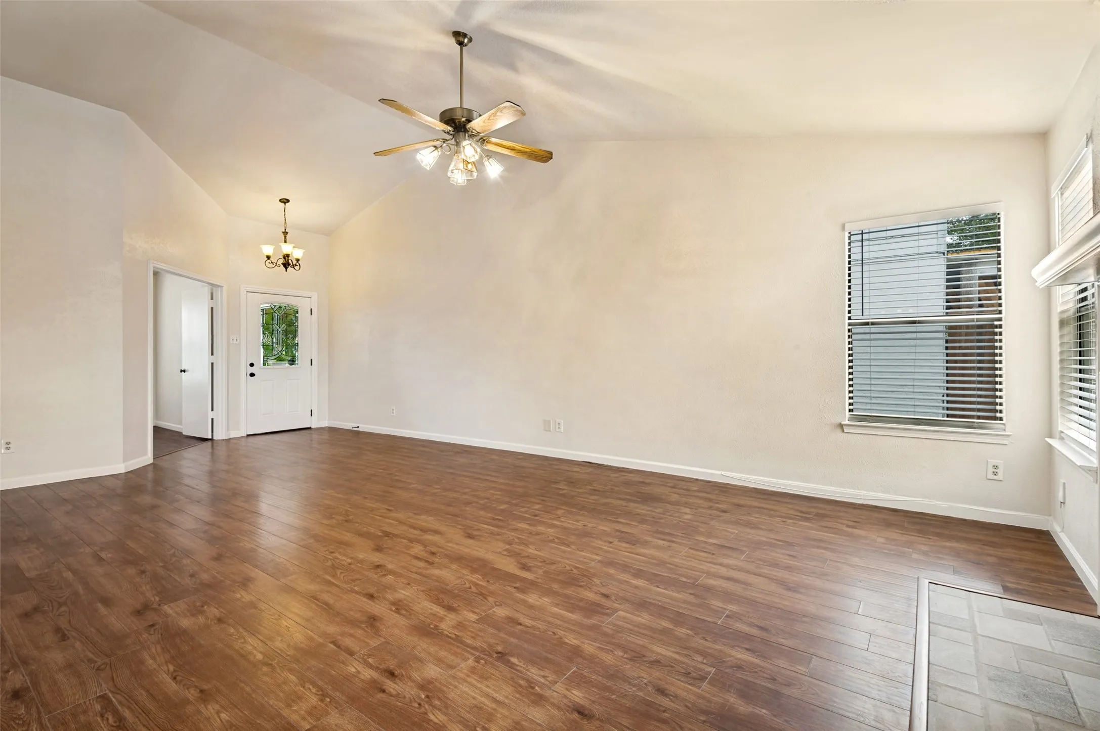 Single Family Residence For Sale in Tarrant County , 1616 Wickford Drive, Arlington, Texas 76018, 3 Bedroom, 2 Bathroom, Garage spaces, 1,292 Sqft, built in 1985, mls#21312919, Real Estate Agent in Arlington, Homes For Sale in Tarrant county, Homes For Sale in Arlington, Realtor in Arlington Texas, Real Estate Brokerage Independent Realty Texas, Luminita Cordes Realtor