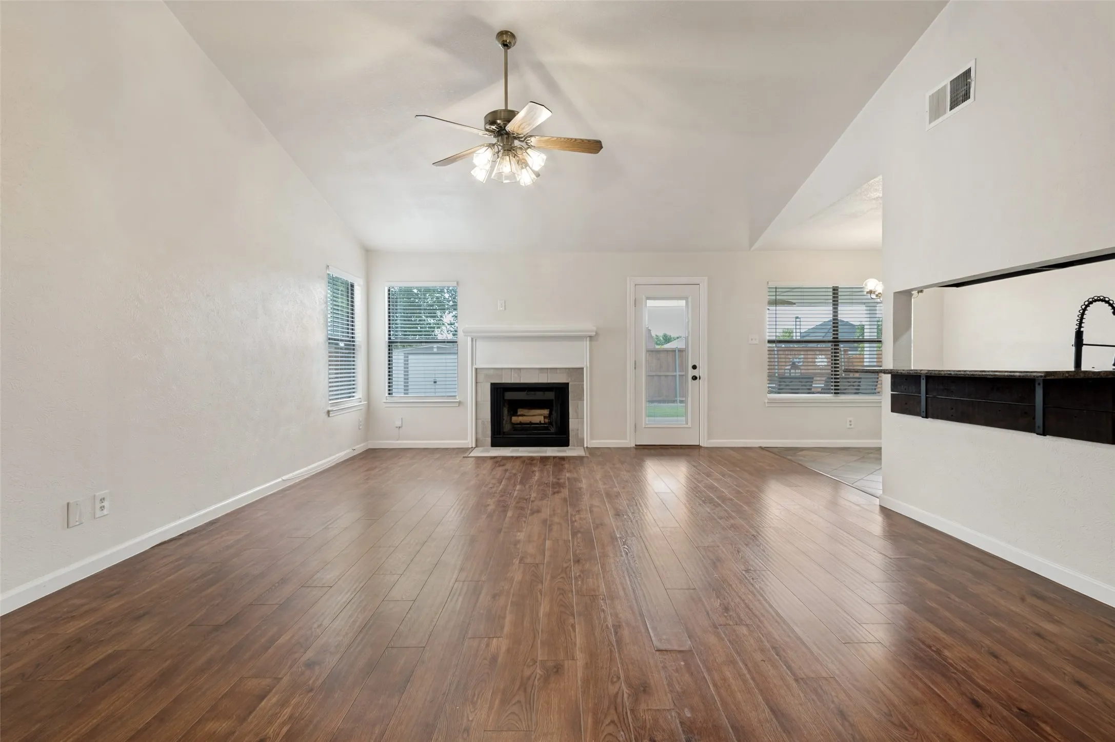 Single Family Residence For Sale in Tarrant County , 1616 Wickford Drive, Arlington, Texas 76018, 3 Bedroom, 2 Bathroom, Garage spaces, 1,292 Sqft, built in 1985, mls#21312919, Real Estate Agent in Arlington, Homes For Sale in Tarrant county, Homes For Sale in Arlington, Realtor in Arlington Texas, Real Estate Brokerage Independent Realty Texas, Luminita Cordes Realtor