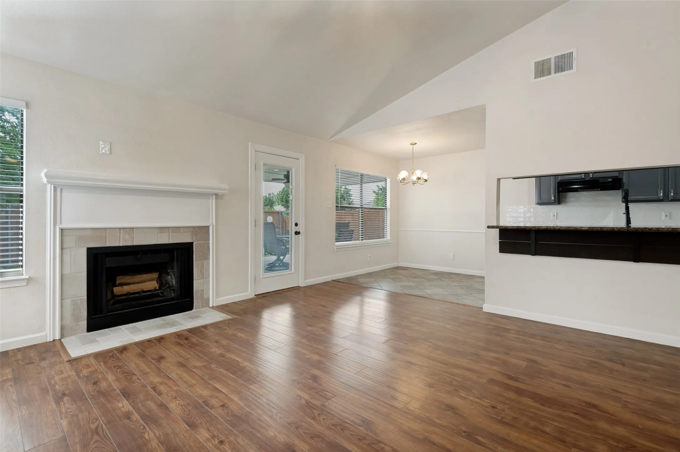Single Family Residence For Sale in Tarrant County , 1616 Wickford Drive, Arlington, Texas 76018, 3 Bedroom, 2 Bathroom, Garage spaces, 1,292 Sqft, built in 1985, mls#21312919, Real Estate Agent in Arlington, Homes For Sale in Tarrant county, Homes For Sale in Arlington, Realtor in Arlington Texas, Real Estate Brokerage Independent Realty Texas, Luminita Cordes Realtor