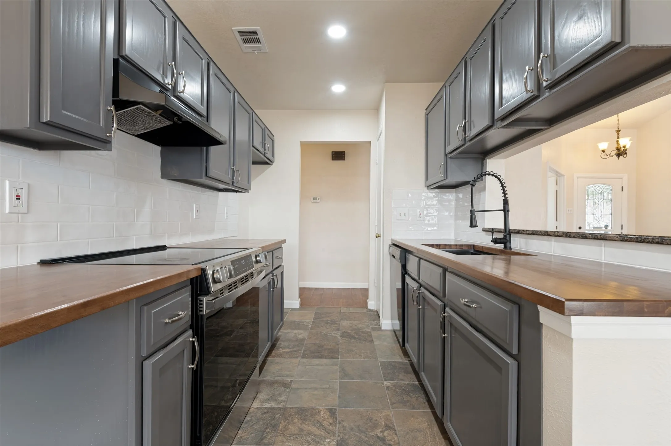 Single Family Residence For Sale in Tarrant County , 1616 Wickford Drive, Arlington, Texas 76018, 3 Bedroom, 2 Bathroom, Garage spaces, 1,292 Sqft, built in 1985, mls#21312919, Real Estate Agent in Arlington, Homes For Sale in Tarrant county, Homes For Sale in Arlington, Realtor in Arlington Texas, Real Estate Brokerage Independent Realty Texas, Luminita Cordes Realtor