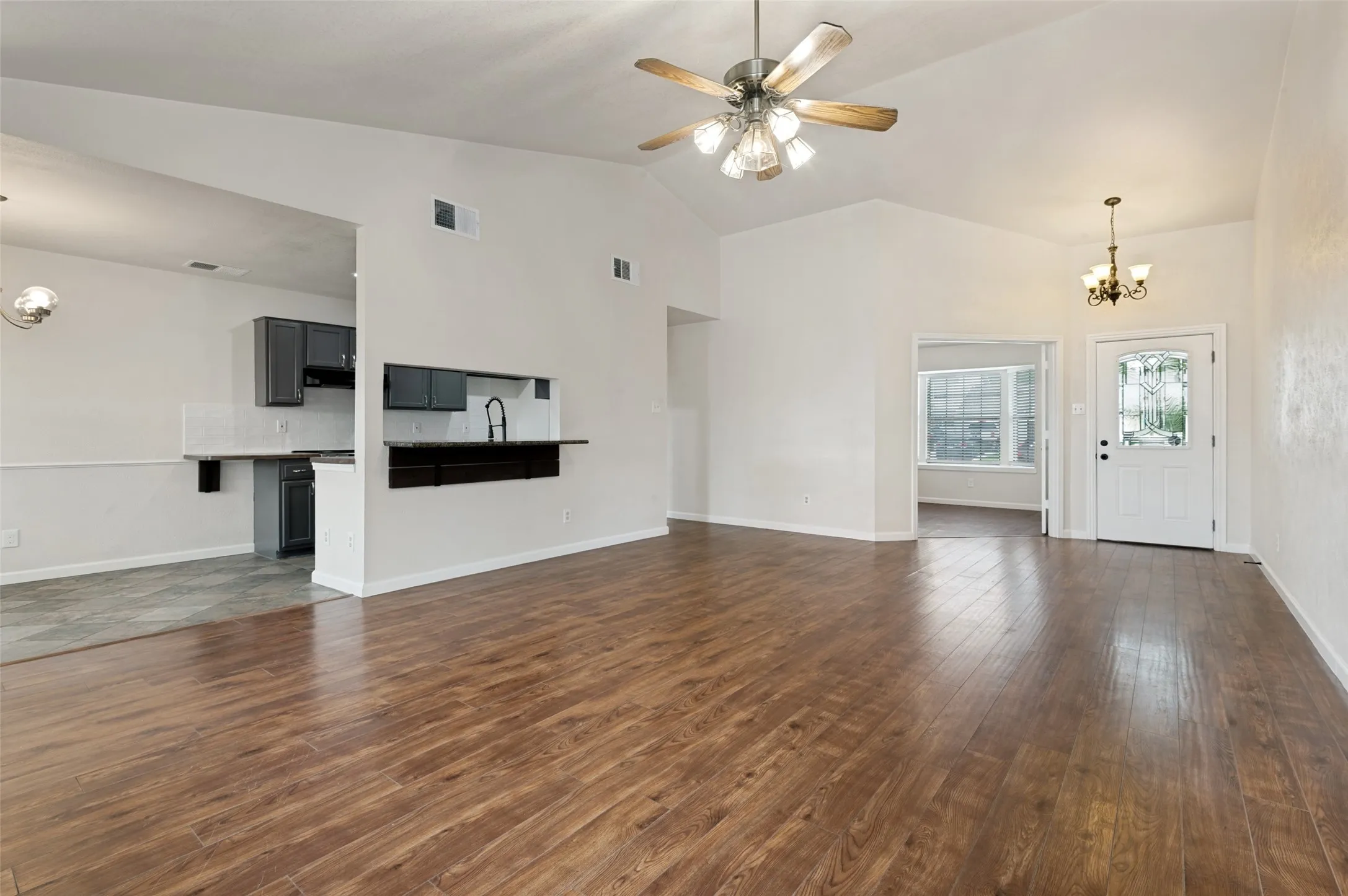 Single Family Residence For Sale in Tarrant County , 1616 Wickford Drive, Arlington, Texas 76018, 3 Bedroom, 2 Bathroom, Garage spaces, 1,292 Sqft, built in 1985, mls#21312919, Real Estate Agent in Arlington, Homes For Sale in Tarrant county, Homes For Sale in Arlington, Realtor in Arlington Texas, Real Estate Brokerage Independent Realty Texas, Luminita Cordes Realtor