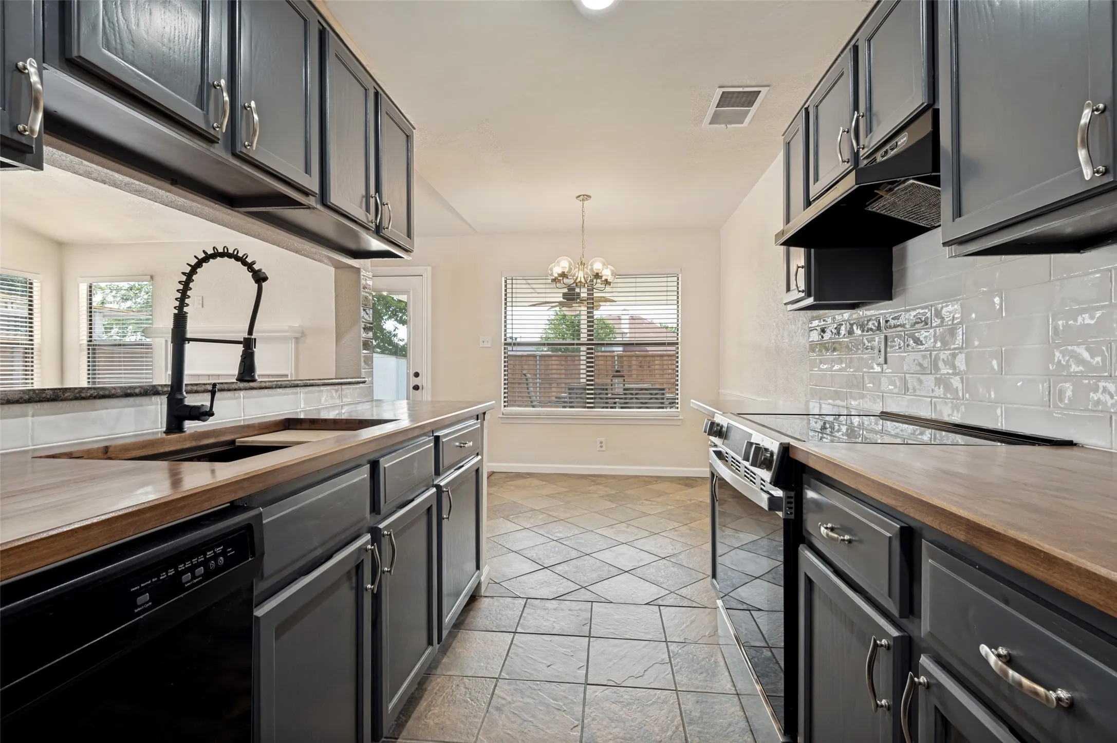Single Family Residence For Sale in Tarrant County , 1616 Wickford Drive, Arlington, Texas 76018, 3 Bedroom, 2 Bathroom, Garage spaces, 1,292 Sqft, built in 1985, mls#21312919, Real Estate Agent in Arlington, Homes For Sale in Tarrant county, Homes For Sale in Arlington, Realtor in Arlington Texas, Real Estate Brokerage Independent Realty Texas, Luminita Cordes Realtor