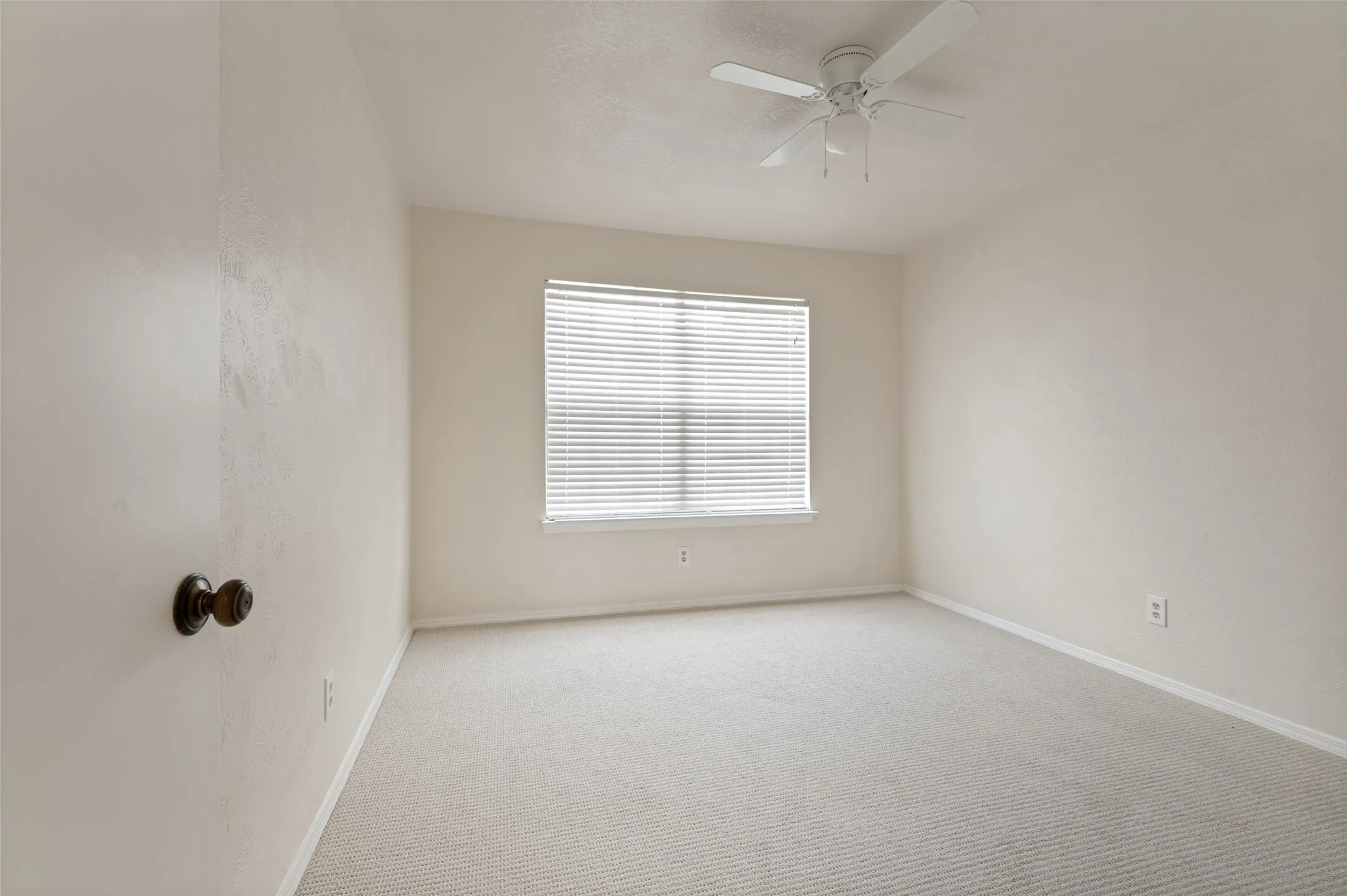 Single Family Residence For Sale in Tarrant County , 1616 Wickford Drive, Arlington, Texas 76018, 3 Bedroom, 2 Bathroom, Garage spaces, 1,292 Sqft, built in 1985, mls#21312919, Real Estate Agent in Arlington, Homes For Sale in Tarrant county, Homes For Sale in Arlington, Realtor in Arlington Texas, Real Estate Brokerage Independent Realty Texas, Luminita Cordes Realtor