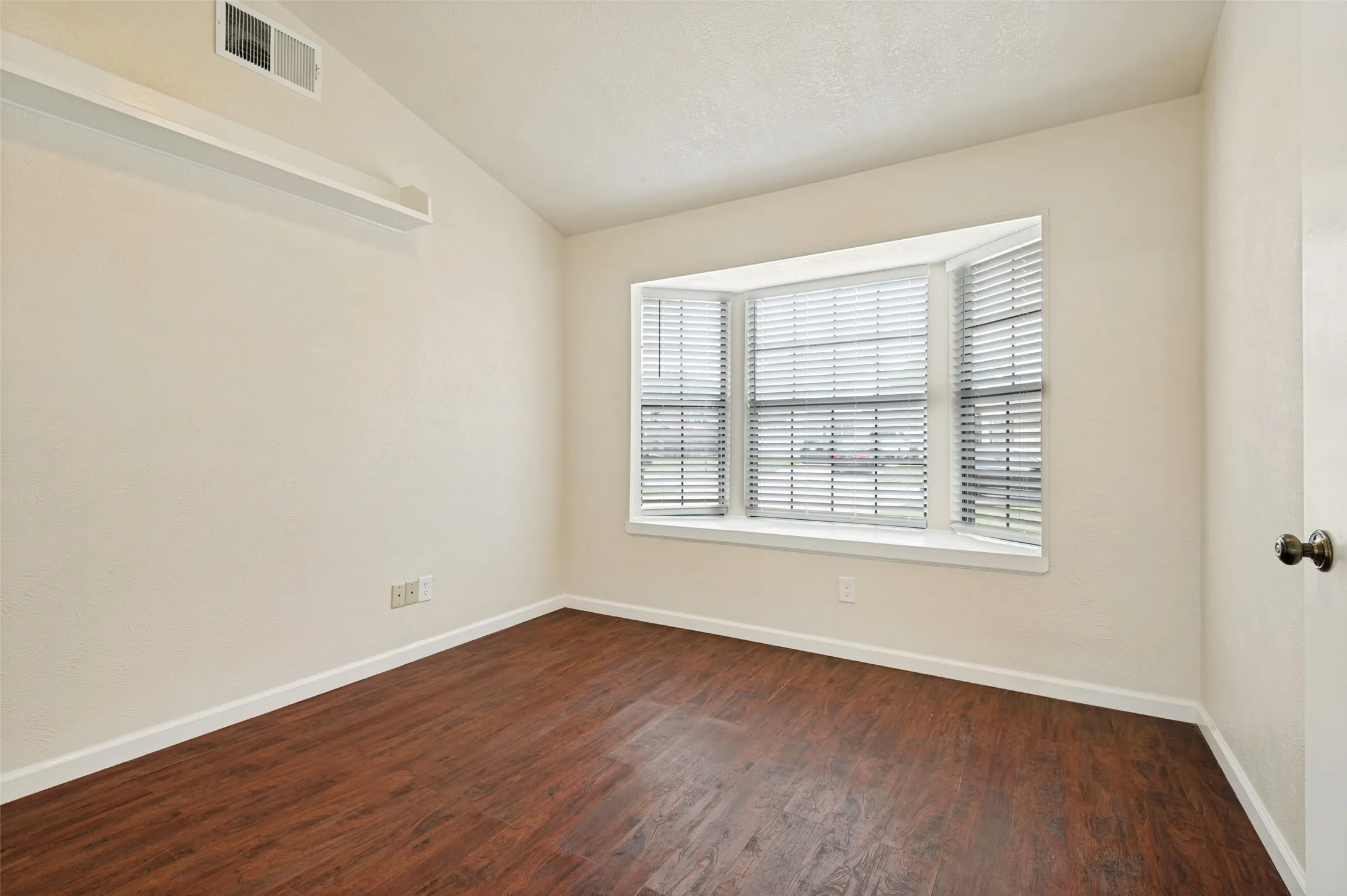 Single Family Residence For Sale in Tarrant County , 1616 Wickford Drive, Arlington, Texas 76018, 3 Bedroom, 2 Bathroom, Garage spaces, 1,292 Sqft, built in 1985, mls#21312919, Real Estate Agent in Arlington, Homes For Sale in Tarrant county, Homes For Sale in Arlington, Realtor in Arlington Texas, Real Estate Brokerage Independent Realty Texas, Luminita Cordes Realtor
