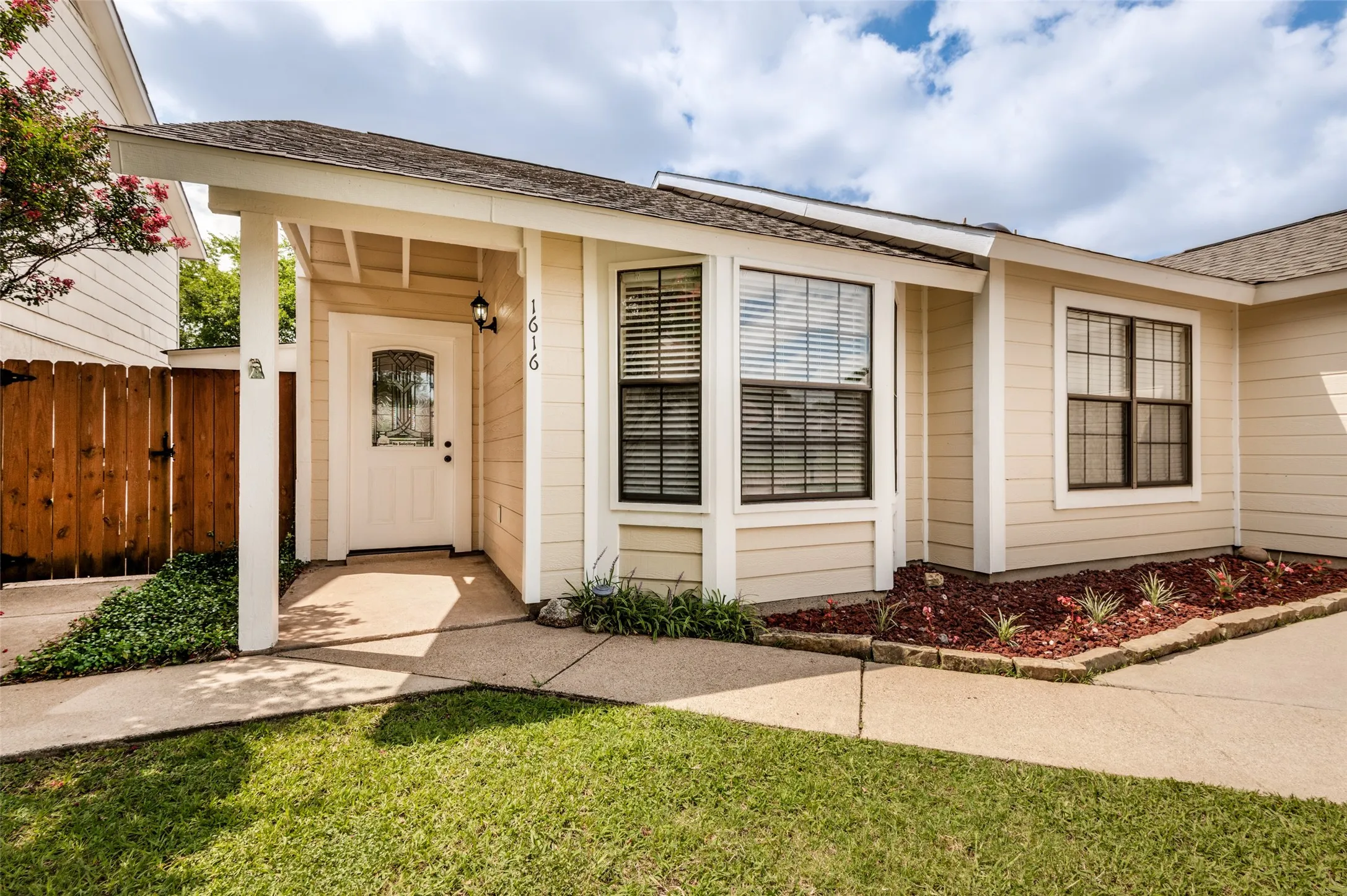 Single Family Residence For Sale in Tarrant County , 1616 Wickford Drive, Arlington, Texas 76018, 3 Bedroom, 2 Bathroom, Garage spaces, 1,292 Sqft, built in 1985, mls#21312919, Real Estate Agent in Arlington, Homes For Sale in Tarrant county, Homes For Sale in Arlington, Realtor in Arlington Texas, Real Estate Brokerage Independent Realty Texas, Luminita Cordes Realtor