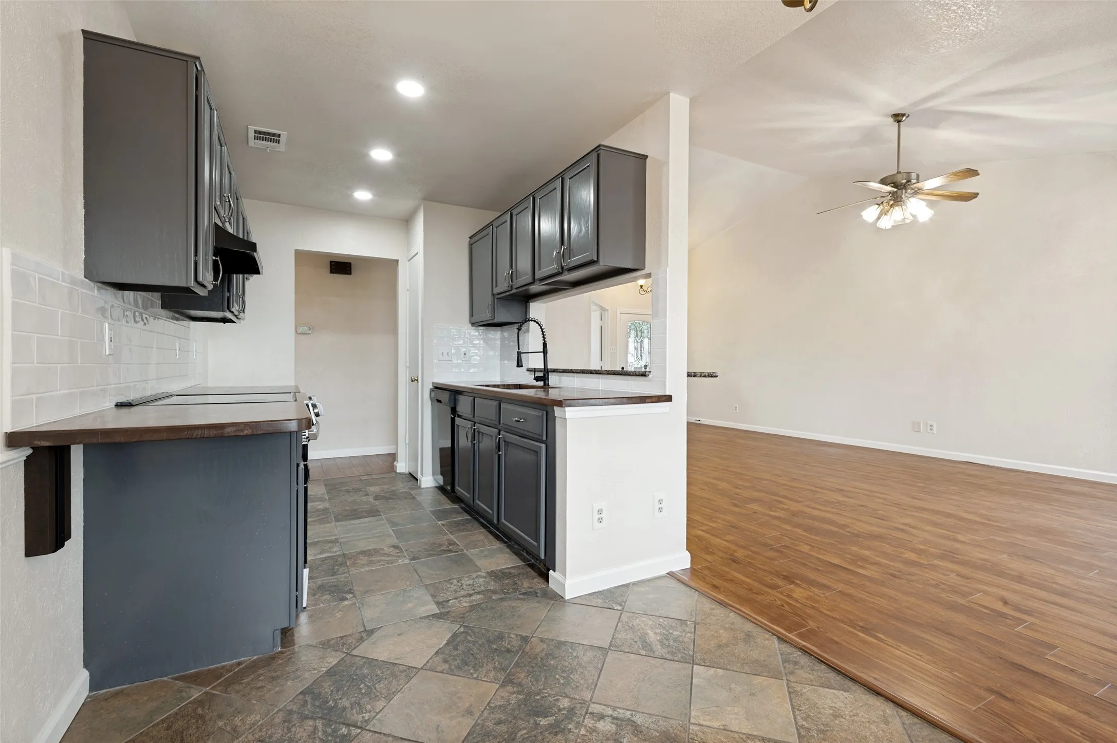 Single Family Residence For Sale in Tarrant County , 1616 Wickford Drive, Arlington, Texas 76018, 3 Bedroom, 2 Bathroom, Garage spaces, 1,292 Sqft, built in 1985, mls#21312919, Real Estate Agent in Arlington, Homes For Sale in Tarrant county, Homes For Sale in Arlington, Realtor in Arlington Texas, Real Estate Brokerage Independent Realty Texas, Luminita Cordes Realtor