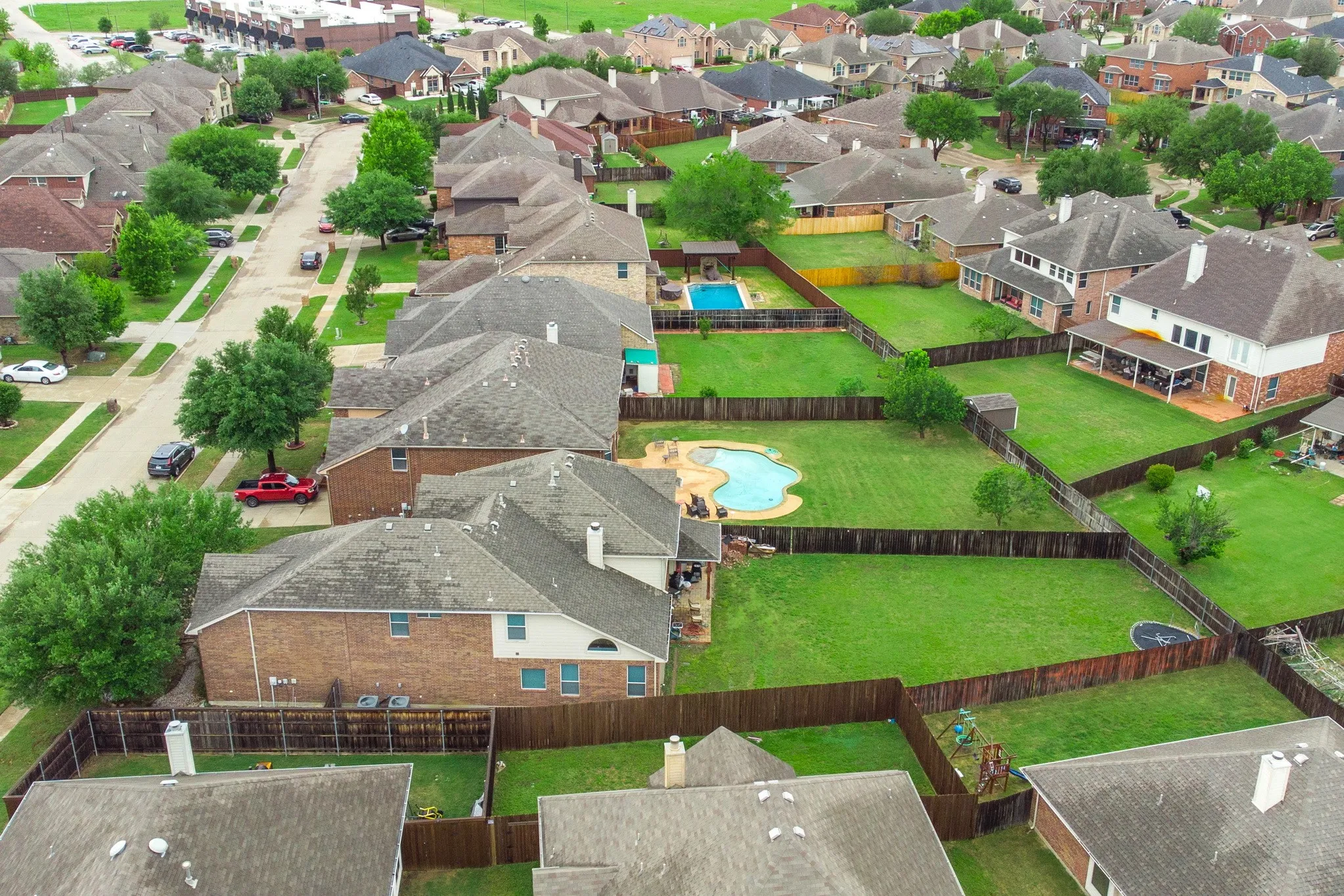 Aerial view of a residential neighborhood featuring multiple properties