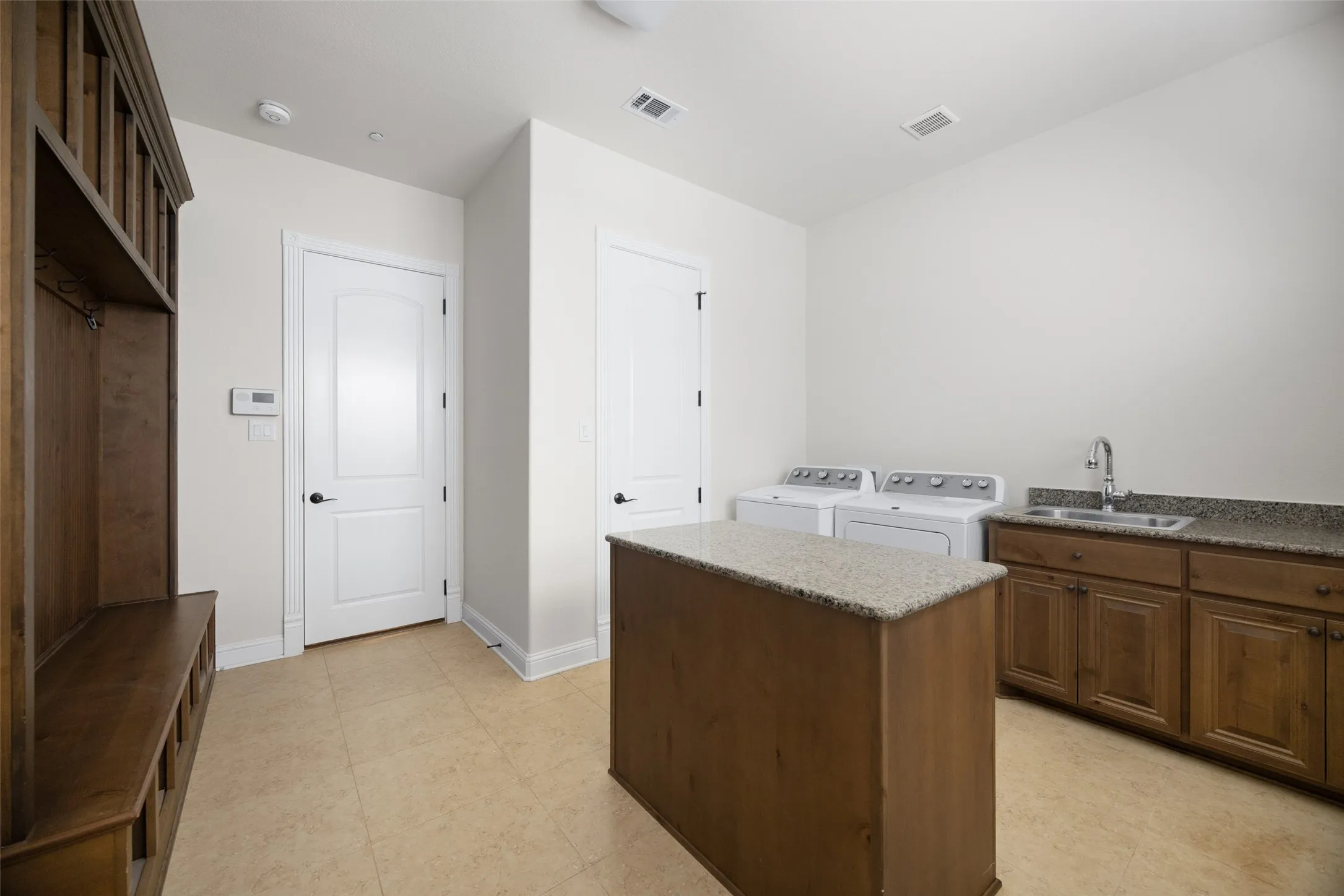 Single Family Residence For Sale in Tarrant County , 812 Glen Abbey Drive, Southlake, Texas 76092, 5 Bedroom, 6 Bathroom, 3 Garage spaces, 5,938 Sqft, built in 2013, mls#21314125, Real Estate Agent in Southlake, Homes For Sale in Tarrant county, Homes For Sale in Southlake, Realtor in Southlake Texas, Real Estate Brokerage Independent Realty Texas, Luminita Cordes Realtor