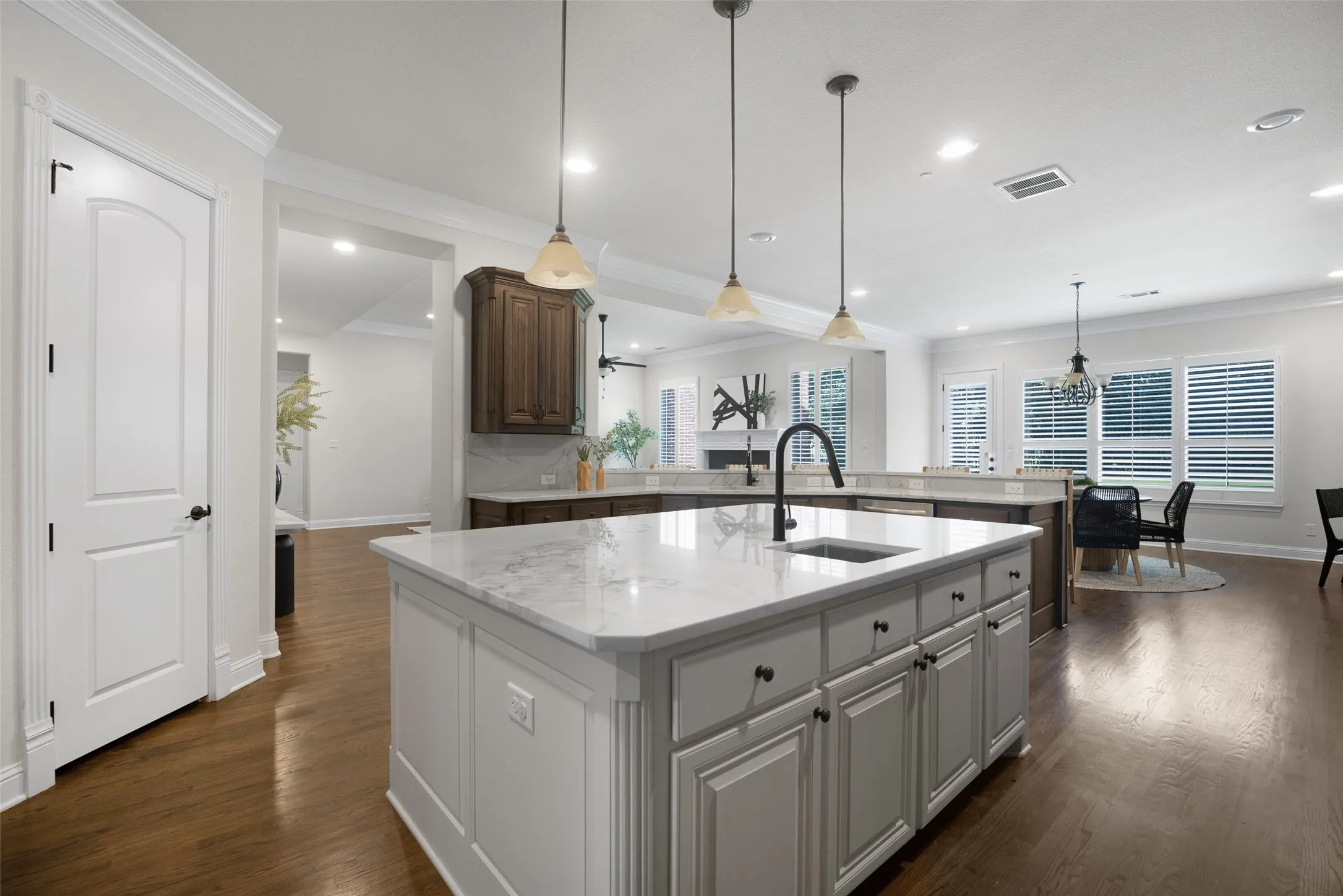 Single Family Residence For Sale in Tarrant County , 812 Glen Abbey Drive, Southlake, Texas 76092, 5 Bedroom, 6 Bathroom, 3 Garage spaces, 5,938 Sqft, built in 2013, mls#21314125, Real Estate Agent in Southlake, Homes For Sale in Tarrant county, Homes For Sale in Southlake, Realtor in Southlake Texas, Real Estate Brokerage Independent Realty Texas, Luminita Cordes Realtor