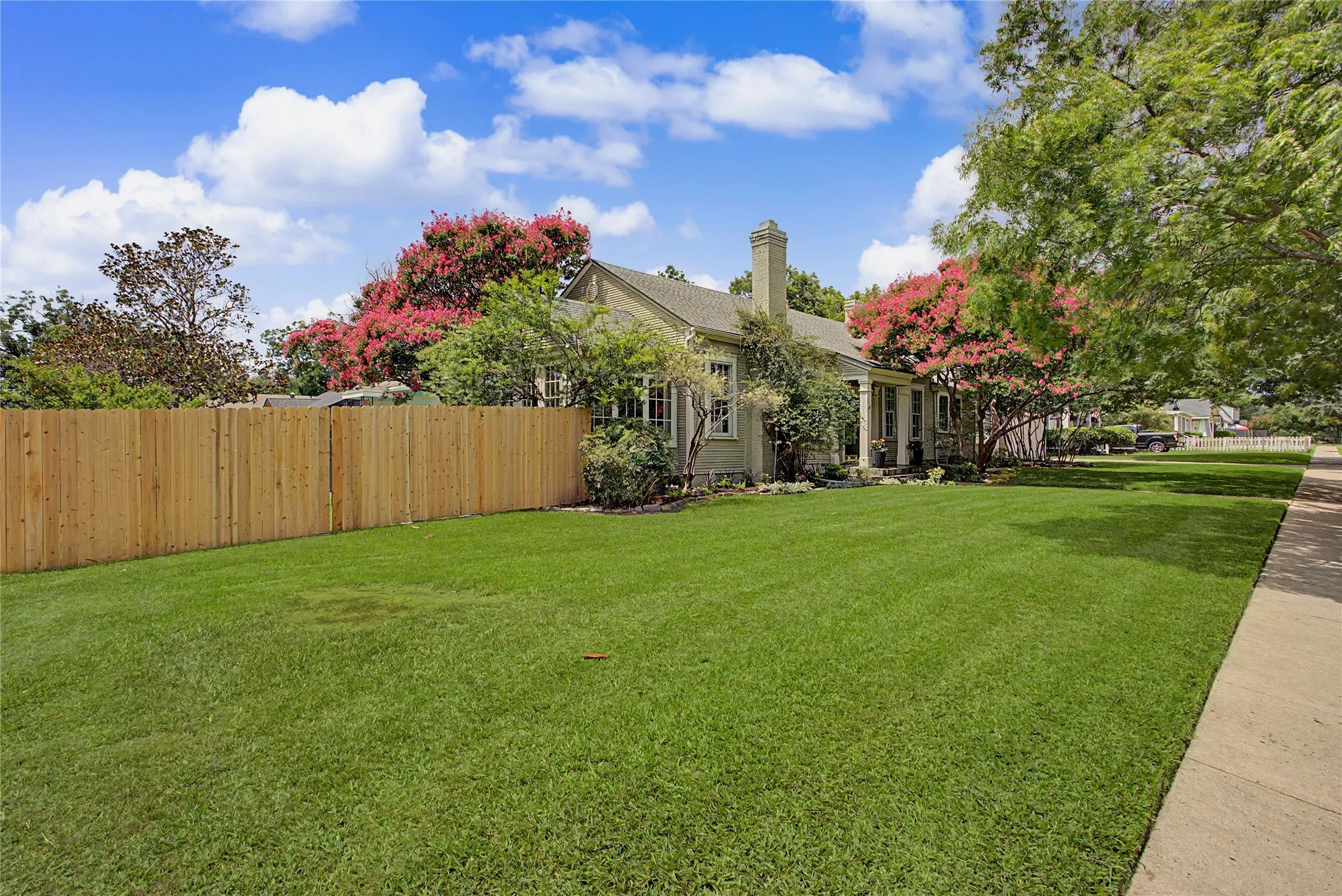 Single Family Residence For Sale in Tarrant County , 4705 El Campo Avenue, Fort Worth, Texas 76107, 2 Bedroom, 2 Bathroom, 2 Garage spaces, 1,686 Sqft, built in 1925, Price $670,000, mls#21313382, Real Estate Agent in Fort Worth, Homes For Sale in Tarrant county, Homes For Sale in Fort Worth, Realtor in Fort Worth Texas, Real Estate Brokerage Independent Realty Texas, Luminita Cordes Realtor