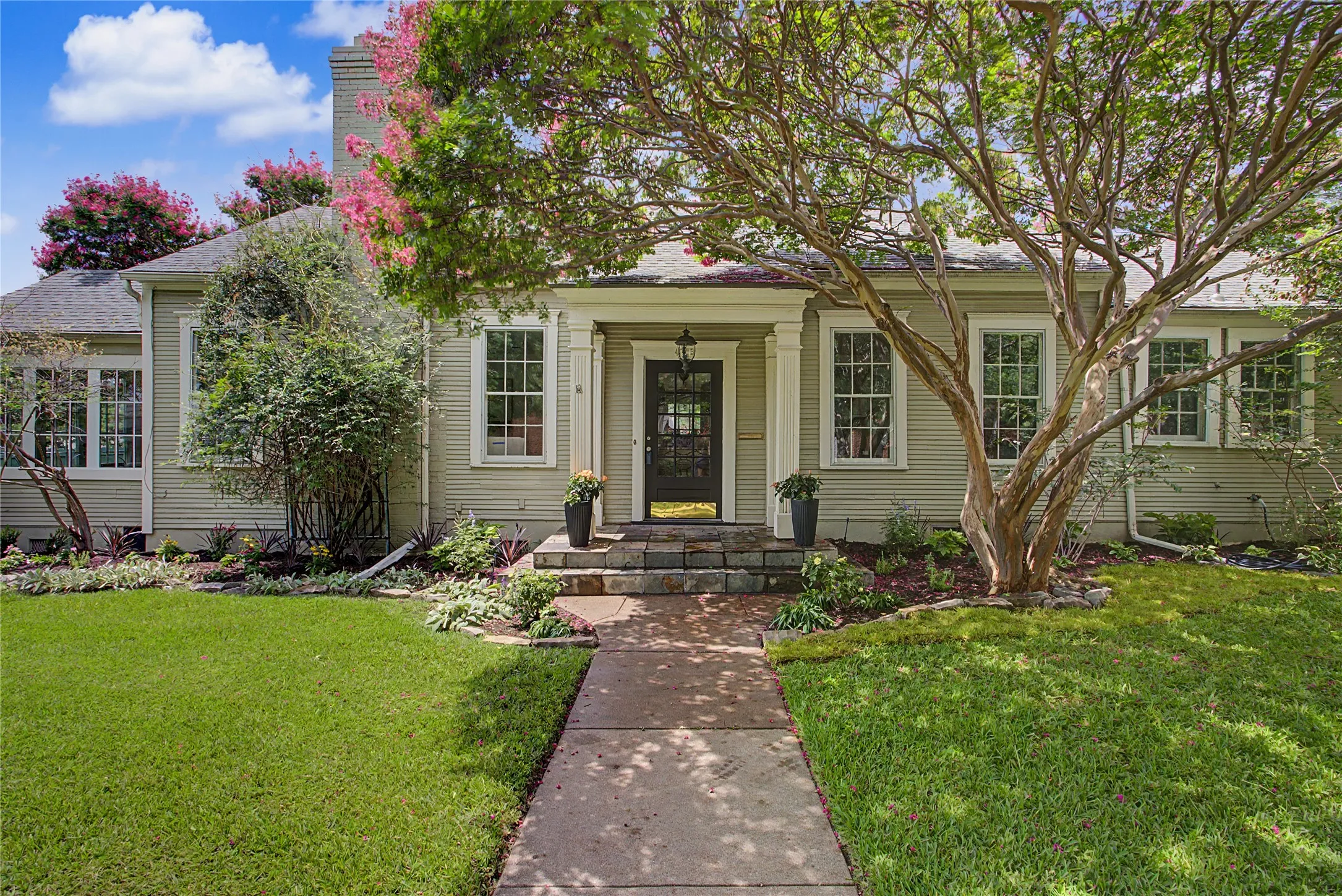 Single Family Residence For Sale in Tarrant County , 4705 El Campo Avenue, Fort Worth, Texas 76107, 2 Bedroom, 2 Bathroom, 2 Garage spaces, 1,686 Sqft, built in 1925, Price $670,000, mls#21313382, Real Estate Agent in Fort Worth, Homes For Sale in Tarrant county, Homes For Sale in Fort Worth, Realtor in Fort Worth Texas, Real Estate Brokerage Independent Realty Texas, Luminita Cordes Realtor
