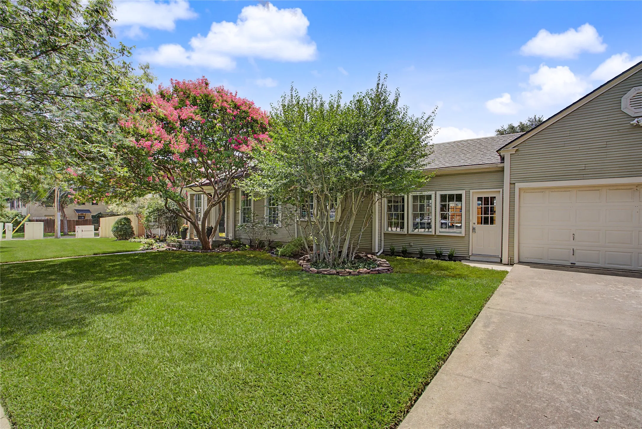 Single Family Residence For Sale in Tarrant County , 4705 El Campo Avenue, Fort Worth, Texas 76107, 2 Bedroom, 2 Bathroom, 2 Garage spaces, 1,686 Sqft, built in 1925, Price $670,000, mls#21313382, Real Estate Agent in Fort Worth, Homes For Sale in Tarrant county, Homes For Sale in Fort Worth, Realtor in Fort Worth Texas, Real Estate Brokerage Independent Realty Texas, Luminita Cordes Realtor