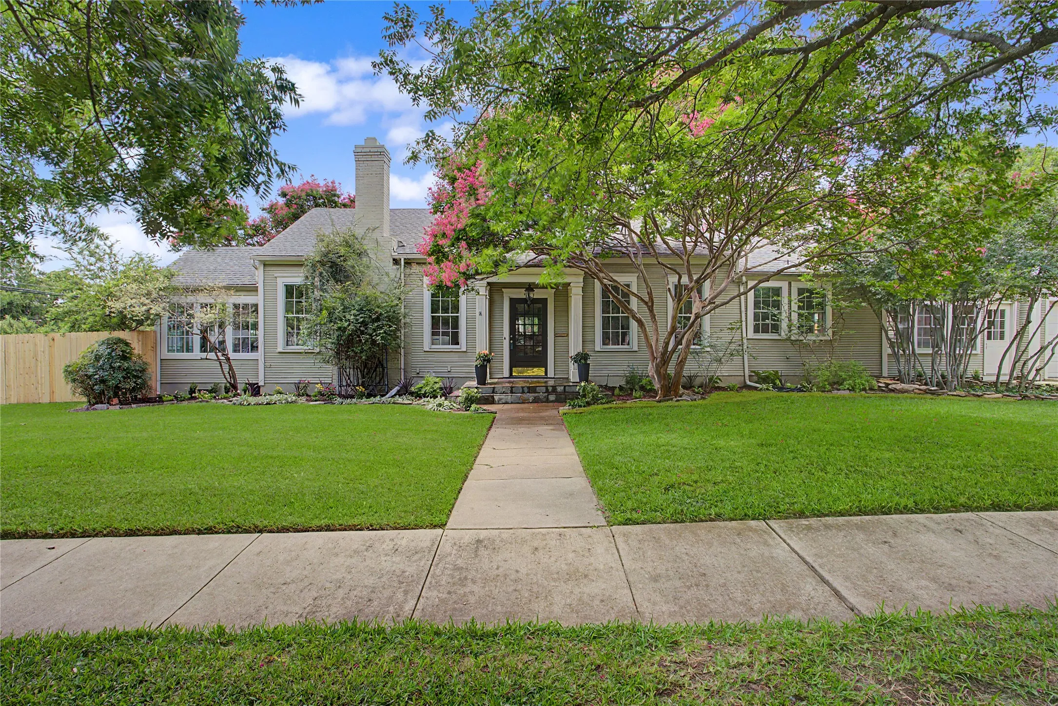 Single Family Residence For Sale in Tarrant County , 4705 El Campo Avenue, Fort Worth, Texas 76107, 2 Bedroom, 2 Bathroom, 2 Garage spaces, 1,686 Sqft, built in 1925, Price $670,000, mls#21313382, Real Estate Agent in Fort Worth, Homes For Sale in Tarrant county, Homes For Sale in Fort Worth, Realtor in Fort Worth Texas, Real Estate Brokerage Independent Realty Texas, Luminita Cordes Realtor