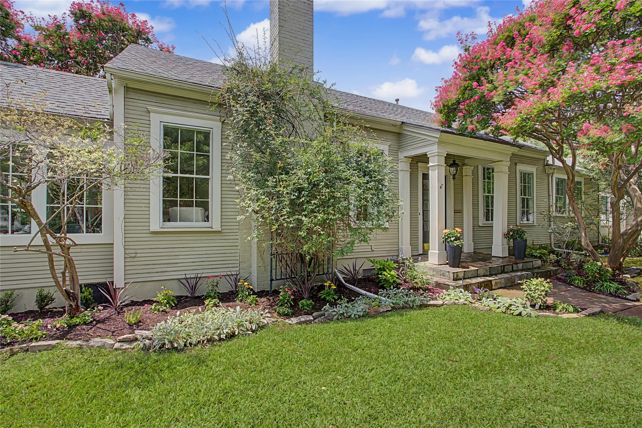 Single Family Residence For Sale in Tarrant County , 4705 El Campo Avenue, Fort Worth, Texas 76107, 2 Bedroom, 2 Bathroom, 2 Garage spaces, 1,686 Sqft, built in 1925, Price $670,000, mls#21313382, Real Estate Agent in Fort Worth, Homes For Sale in Tarrant county, Homes For Sale in Fort Worth, Realtor in Fort Worth Texas, Real Estate Brokerage Independent Realty Texas, Luminita Cordes Realtor