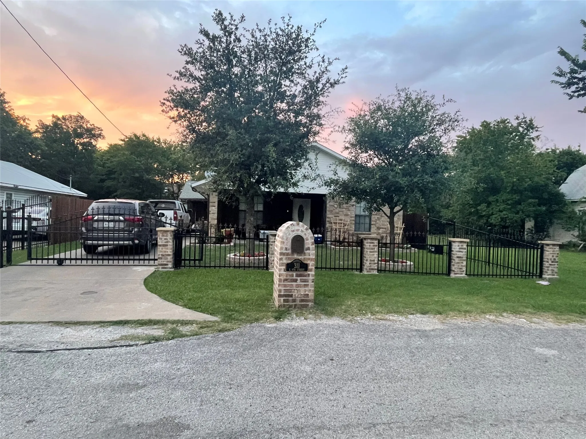 Single Family Residence For Sale in Ellis County , 311 E 9th Street, Ferris, Texas 75125, 3 Bedroom, 2 Bathroom, Garage spaces, 1,704 Sqft, built in 2002, mls#21314112, Real Estate Agent in Ferris, Homes For Sale in Ellis county, Homes For Sale in Ferris, Realtor in Ferris Texas, Real Estate Brokerage Independent Realty Texas, Luminita Cordes Realtor