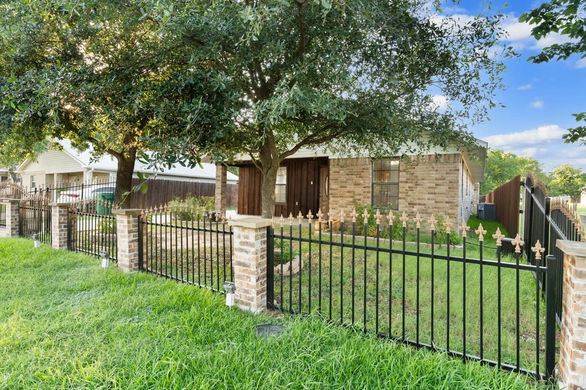 Single Family Residence For Sale in Ellis County , 311 E 9th Street, Ferris, Texas 75125, 3 Bedroom, 2 Bathroom, Garage spaces, 1,704 Sqft, built in 2002, mls#21314112, Real Estate Agent in Ferris, Homes For Sale in Ellis county, Homes For Sale in Ferris, Realtor in Ferris Texas, Real Estate Brokerage Independent Realty Texas, Luminita Cordes Realtor