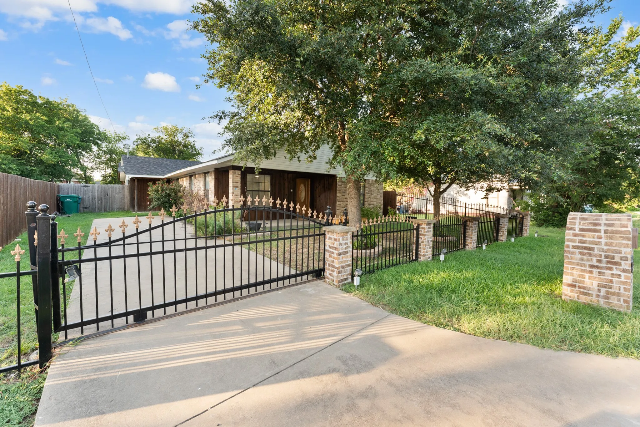 Single Family Residence For Sale in Ellis County , 311 E 9th Street, Ferris, Texas 75125, 3 Bedroom, 2 Bathroom, Garage spaces, 1,704 Sqft, built in 2002, mls#21314112, Real Estate Agent in Ferris, Homes For Sale in Ellis county, Homes For Sale in Ferris, Realtor in Ferris Texas, Real Estate Brokerage Independent Realty Texas, Luminita Cordes Realtor