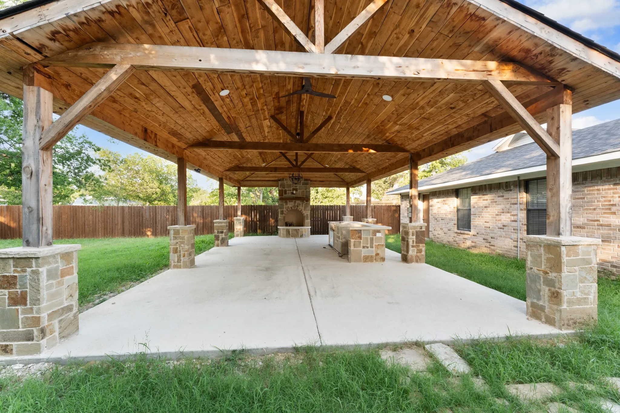Single Family Residence For Sale in Ellis County , 311 E 9th Street, Ferris, Texas 75125, 3 Bedroom, 2 Bathroom, Garage spaces, 1,704 Sqft, built in 2002, mls#21314112, Real Estate Agent in Ferris, Homes For Sale in Ellis county, Homes For Sale in Ferris, Realtor in Ferris Texas, Real Estate Brokerage Independent Realty Texas, Luminita Cordes Realtor