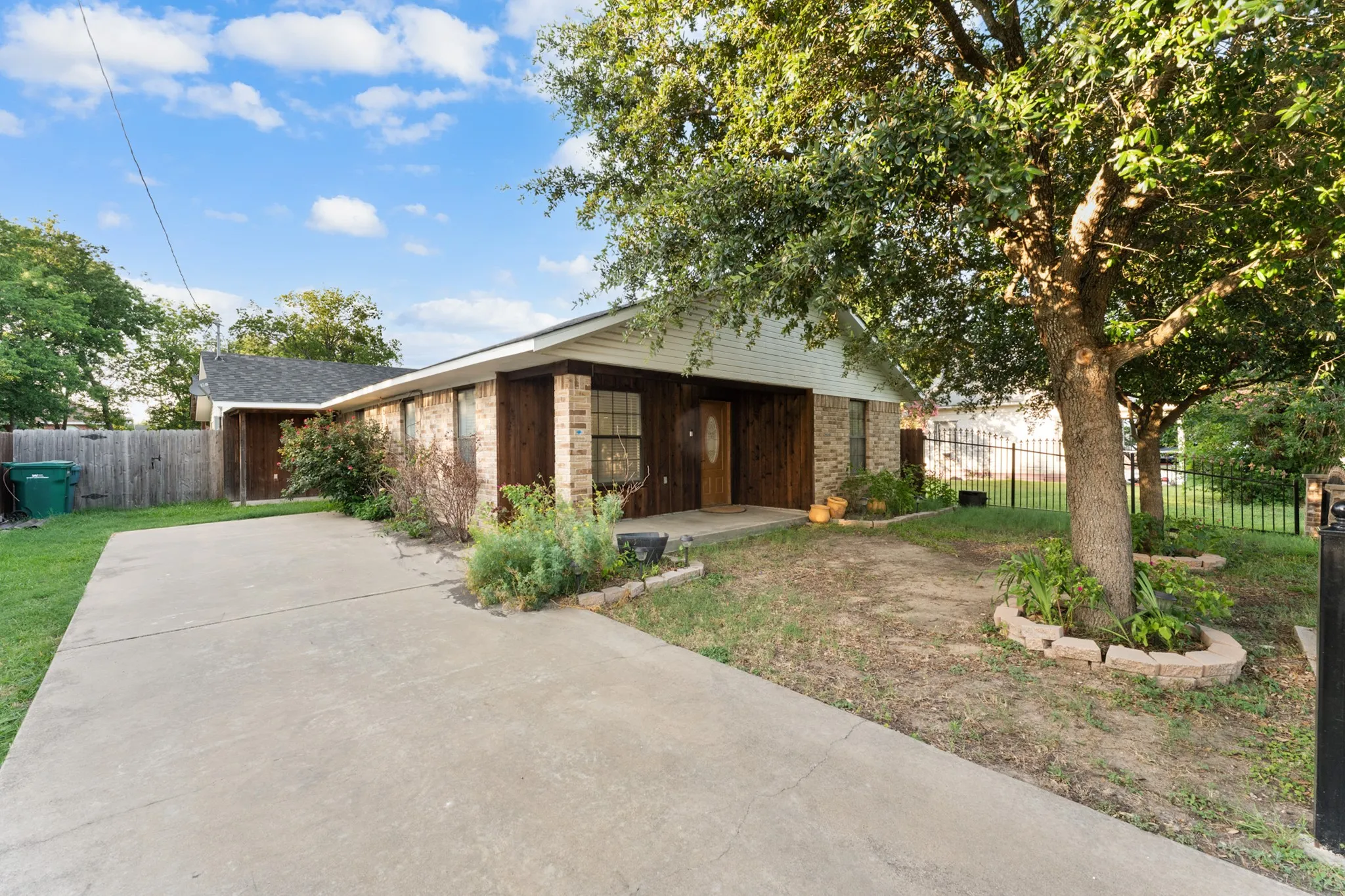 Single Family Residence For Sale in Ellis County , 311 E 9th Street, Ferris, Texas 75125, 3 Bedroom, 2 Bathroom, Garage spaces, 1,704 Sqft, built in 2002, mls#21314112, Real Estate Agent in Ferris, Homes For Sale in Ellis county, Homes For Sale in Ferris, Realtor in Ferris Texas, Real Estate Brokerage Independent Realty Texas, Luminita Cordes Realtor