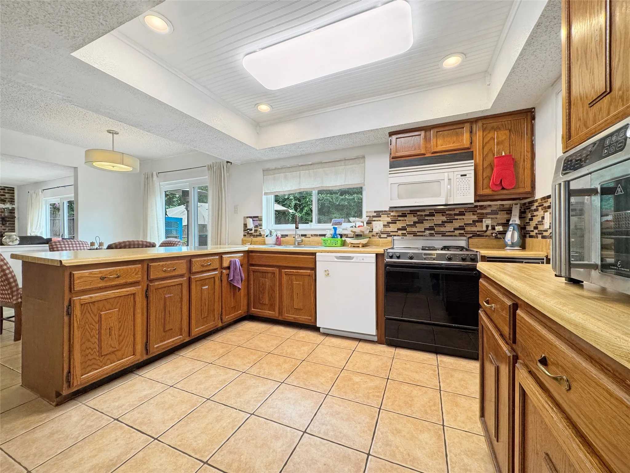 Single Family Residence For Sale in Tarrant County , 6217 Barcelona Drive, Arlington, Texas 76016, 5 Bedroom, 3 Bathroom, 2 Garage spaces, 2,352 Sqft, built in 1979, mls#21313699, Real Estate Agent in Arlington, Homes For Sale in Tarrant county, Homes For Sale in Arlington, Realtor in Arlington Texas, Real Estate Brokerage Independent Realty Texas, Luminita Cordes Realtor