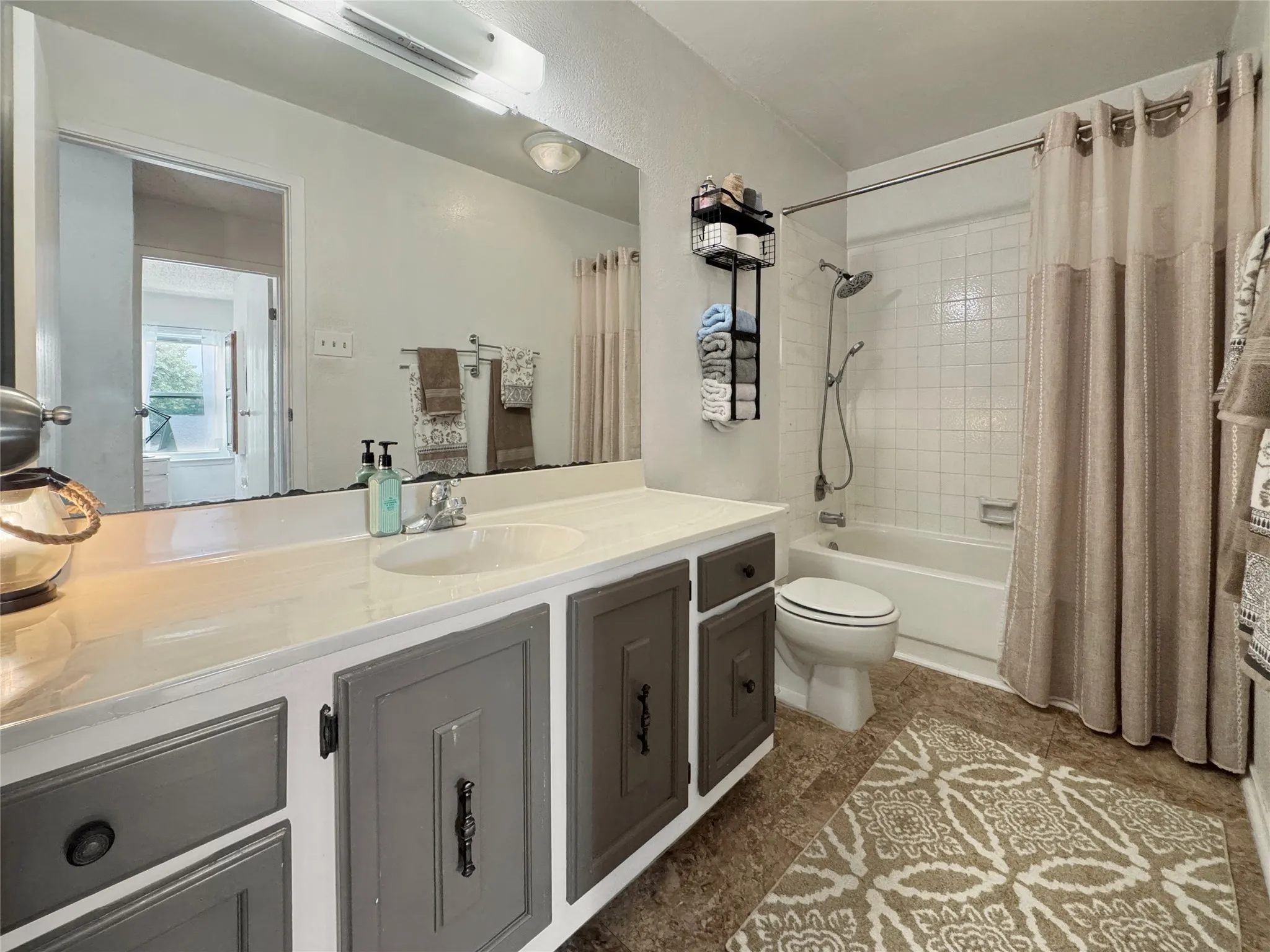 Single Family Residence For Sale in Tarrant County , 6217 Barcelona Drive, Arlington, Texas 76016, 5 Bedroom, 3 Bathroom, 2 Garage spaces, 2,352 Sqft, built in 1979, mls#21313699, Real Estate Agent in Arlington, Homes For Sale in Tarrant county, Homes For Sale in Arlington, Realtor in Arlington Texas, Real Estate Brokerage Independent Realty Texas, Luminita Cordes Realtor