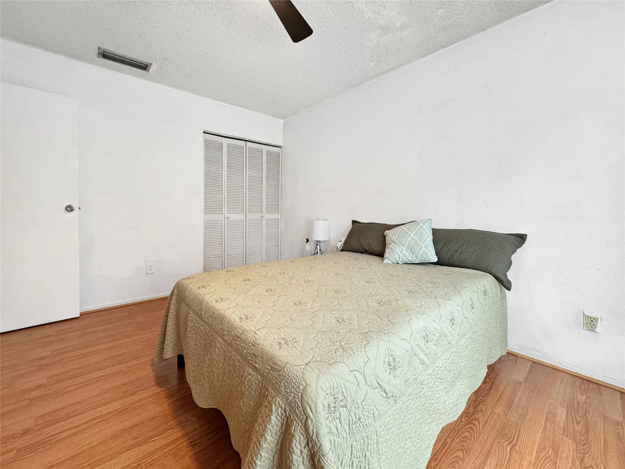 Single Family Residence For Sale in Tarrant County , 6217 Barcelona Drive, Arlington, Texas 76016, 5 Bedroom, 3 Bathroom, 2 Garage spaces, 2,352 Sqft, built in 1979, mls#21313699, Real Estate Agent in Arlington, Homes For Sale in Tarrant county, Homes For Sale in Arlington, Realtor in Arlington Texas, Real Estate Brokerage Independent Realty Texas, Luminita Cordes Realtor