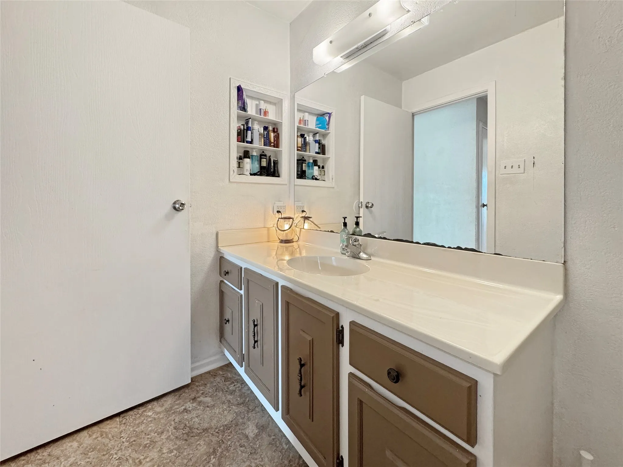 Single Family Residence For Sale in Tarrant County , 6217 Barcelona Drive, Arlington, Texas 76016, 5 Bedroom, 3 Bathroom, 2 Garage spaces, 2,352 Sqft, built in 1979, mls#21313699, Real Estate Agent in Arlington, Homes For Sale in Tarrant county, Homes For Sale in Arlington, Realtor in Arlington Texas, Real Estate Brokerage Independent Realty Texas, Luminita Cordes Realtor