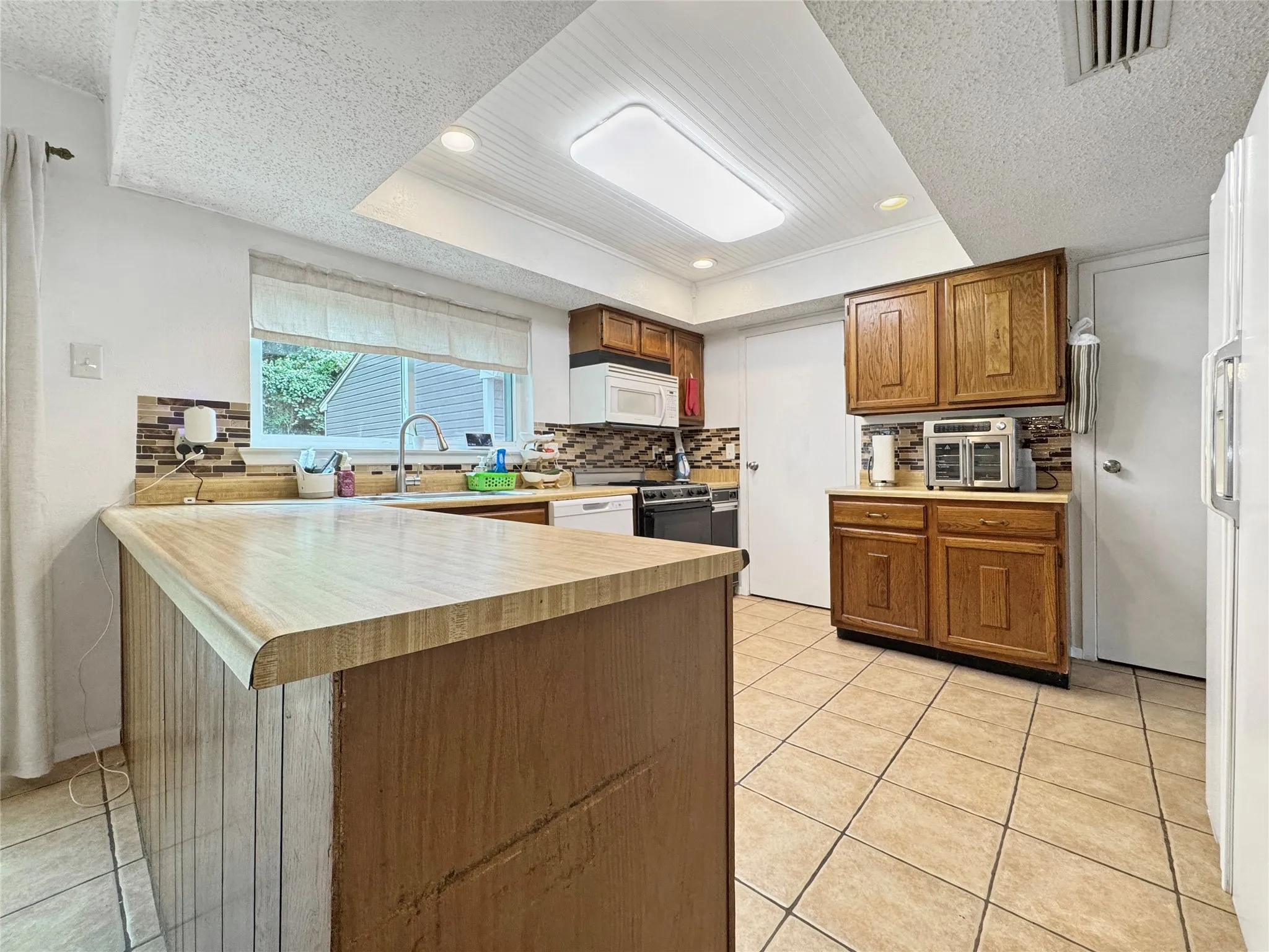 Single Family Residence For Sale in Tarrant County , 6217 Barcelona Drive, Arlington, Texas 76016, 5 Bedroom, 3 Bathroom, 2 Garage spaces, 2,352 Sqft, built in 1979, mls#21313699, Real Estate Agent in Arlington, Homes For Sale in Tarrant county, Homes For Sale in Arlington, Realtor in Arlington Texas, Real Estate Brokerage Independent Realty Texas, Luminita Cordes Realtor