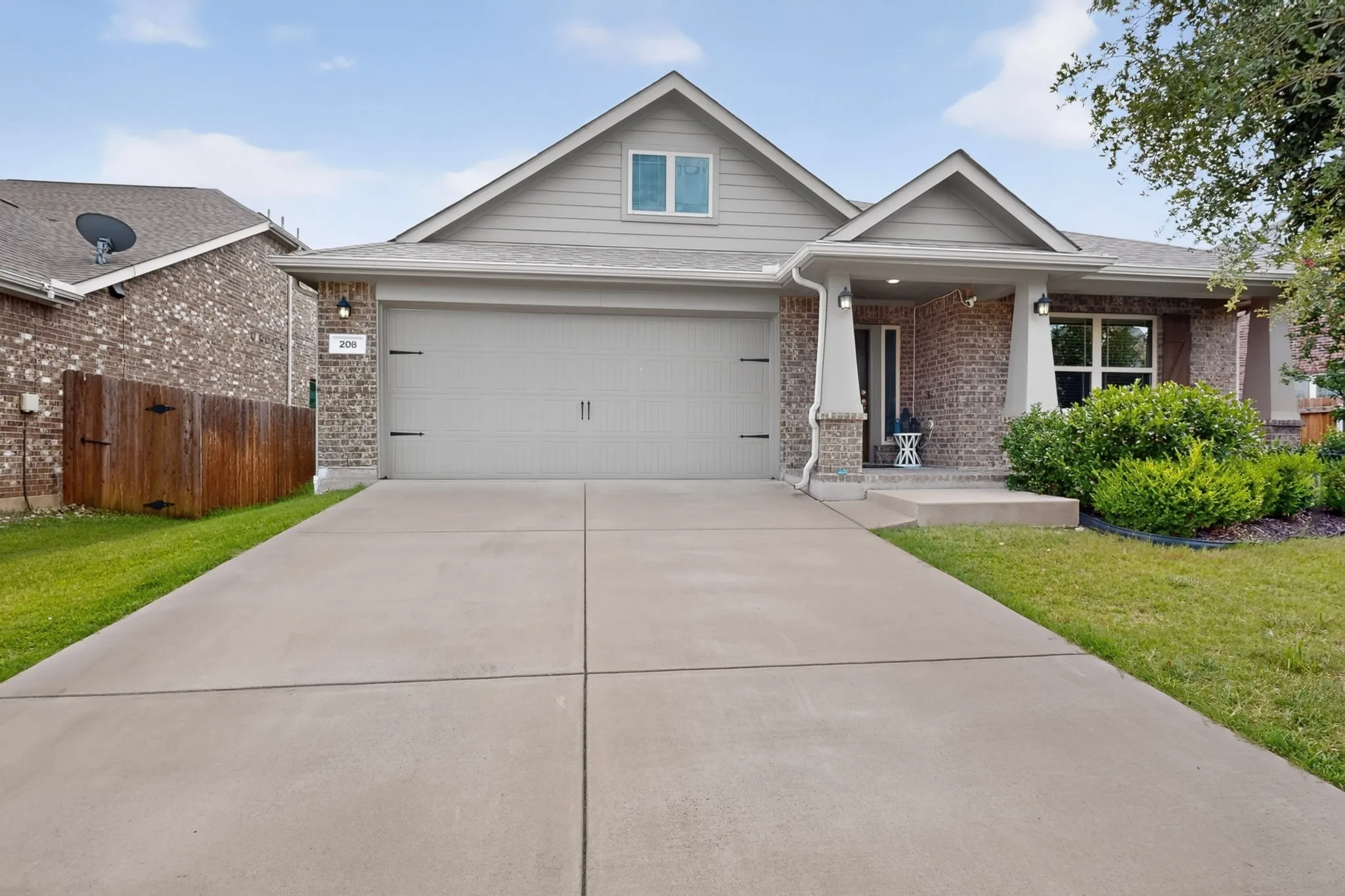 Single Family Residence For Sale in Rockwall County , 208 Baldwin Drive, Fate, Texas 75189, 3 Bedroom, 2 Bathroom, 2 Garage spaces, 1,856 Sqft, built in 2016, mls#21313424, Real Estate Agent in Fate, Homes For Sale in Rockwall county, Homes For Sale in Fate, Realtor in Fate Texas, Real Estate Brokerage Independent Realty Texas, Luminita Cordes Realtor