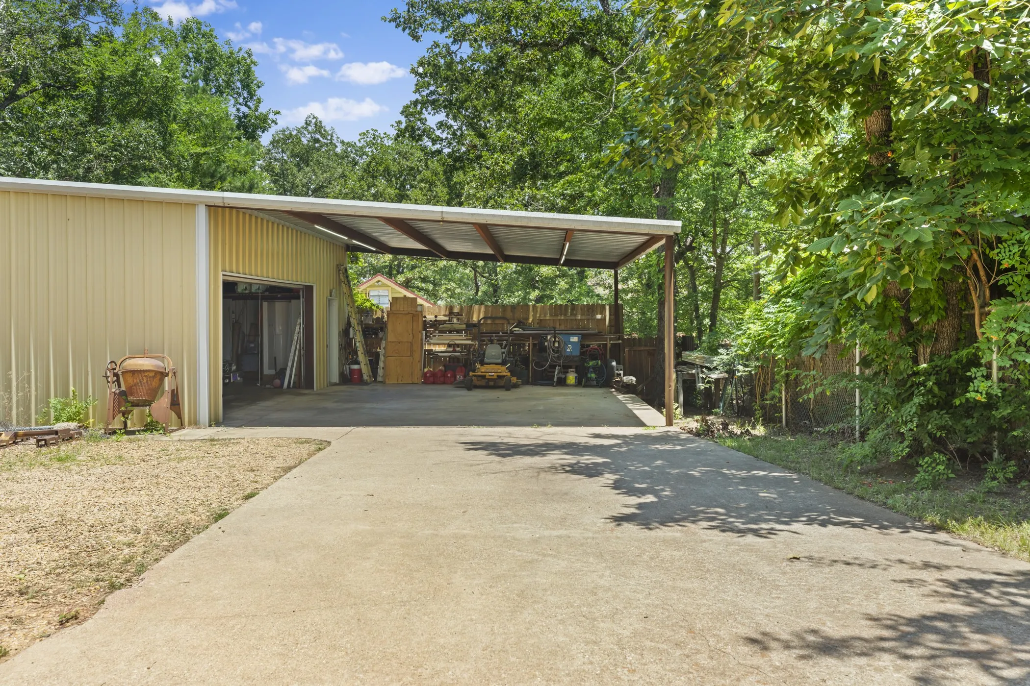 Single Family Residence For Sale in Wood County , 1443 County Road 3440, Hawkins, Texas 75765, 2 Bedroom, 3 Bathroom, 4 Garage spaces, 1,275 Sqft, built in 1975, mls#21314537, Real Estate Agent in Hawkins, Homes For Sale in Wood county, Homes For Sale in Hawkins, Realtor in Hawkins Texas, Real Estate Brokerage Independent Realty Texas, Luminita Cordes Realtor