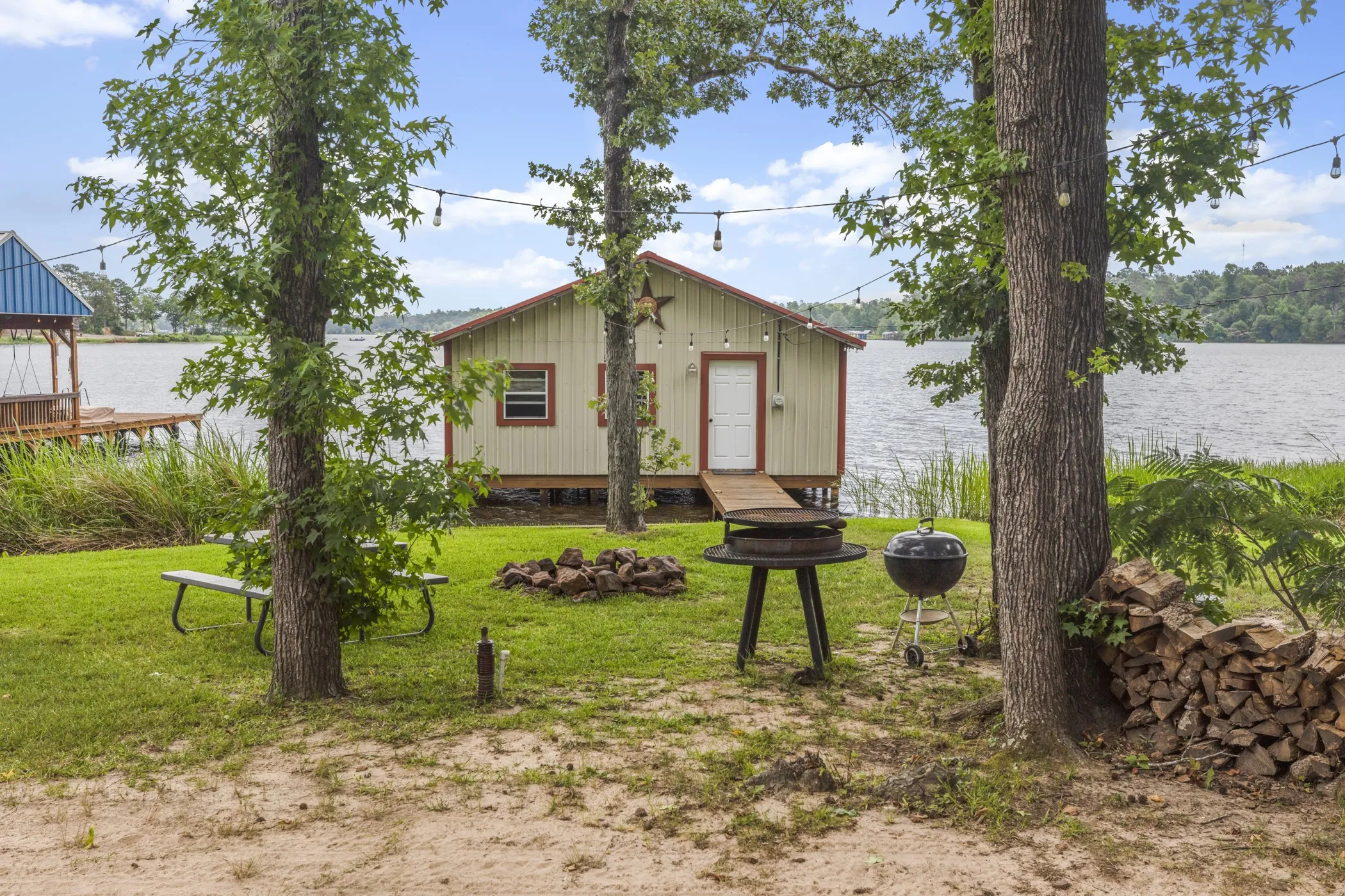 Single Family Residence For Sale in Wood County , 1443 County Road 3440, Hawkins, Texas 75765, 2 Bedroom, 3 Bathroom, 4 Garage spaces, 1,275 Sqft, built in 1975, mls#21314537, Real Estate Agent in Hawkins, Homes For Sale in Wood county, Homes For Sale in Hawkins, Realtor in Hawkins Texas, Real Estate Brokerage Independent Realty Texas, Luminita Cordes Realtor