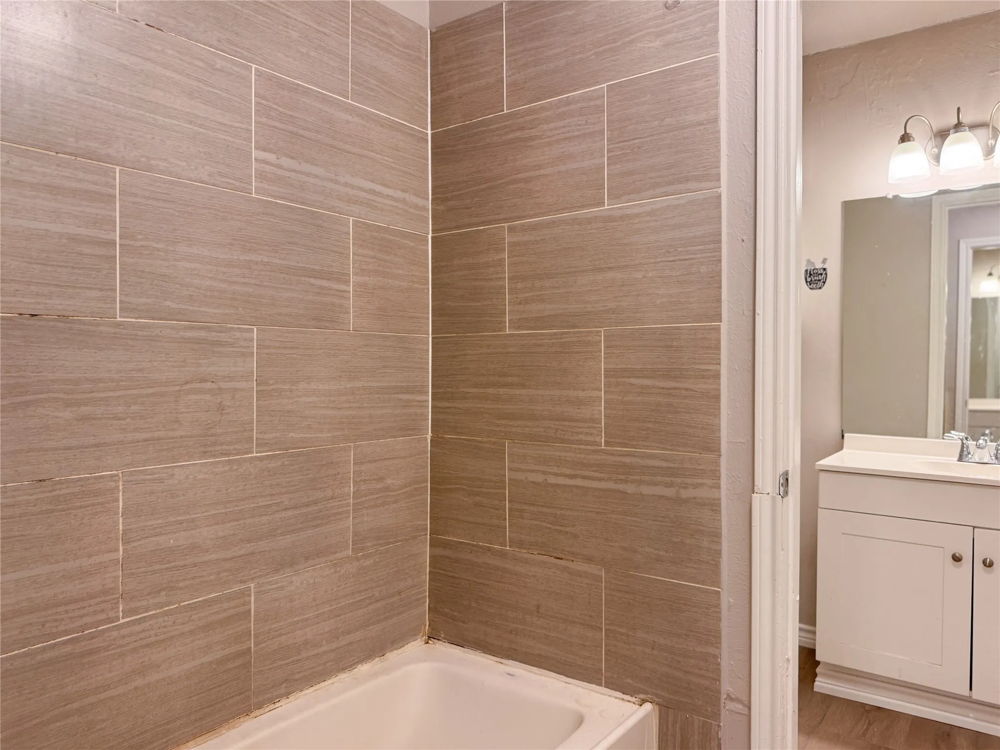 Single Family Residence For Sale in Tarrant County , 2327 Summer Place Drive, Arlington, Texas 76014, 2 Bedroom, 2 Bathroom, Garage spaces, 1,111 Sqft, built in 1985, mls#21307880, Real Estate Agent in Arlington, Homes For Sale in Tarrant county, Homes For Sale in Arlington, Realtor in Arlington Texas, Real Estate Brokerage Independent Realty Texas, Luminita Cordes Realtor