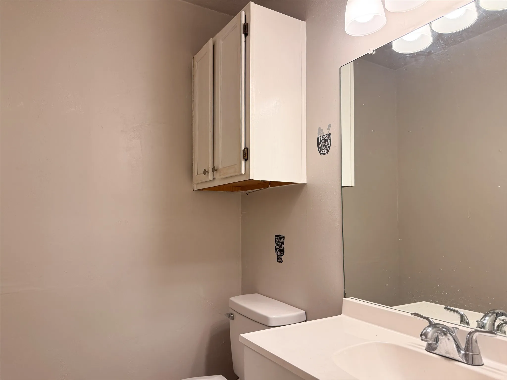 Single Family Residence For Sale in Tarrant County , 2327 Summer Place Drive, Arlington, Texas 76014, 2 Bedroom, 2 Bathroom, Garage spaces, 1,111 Sqft, built in 1985, mls#21307880, Real Estate Agent in Arlington, Homes For Sale in Tarrant county, Homes For Sale in Arlington, Realtor in Arlington Texas, Real Estate Brokerage Independent Realty Texas, Luminita Cordes Realtor