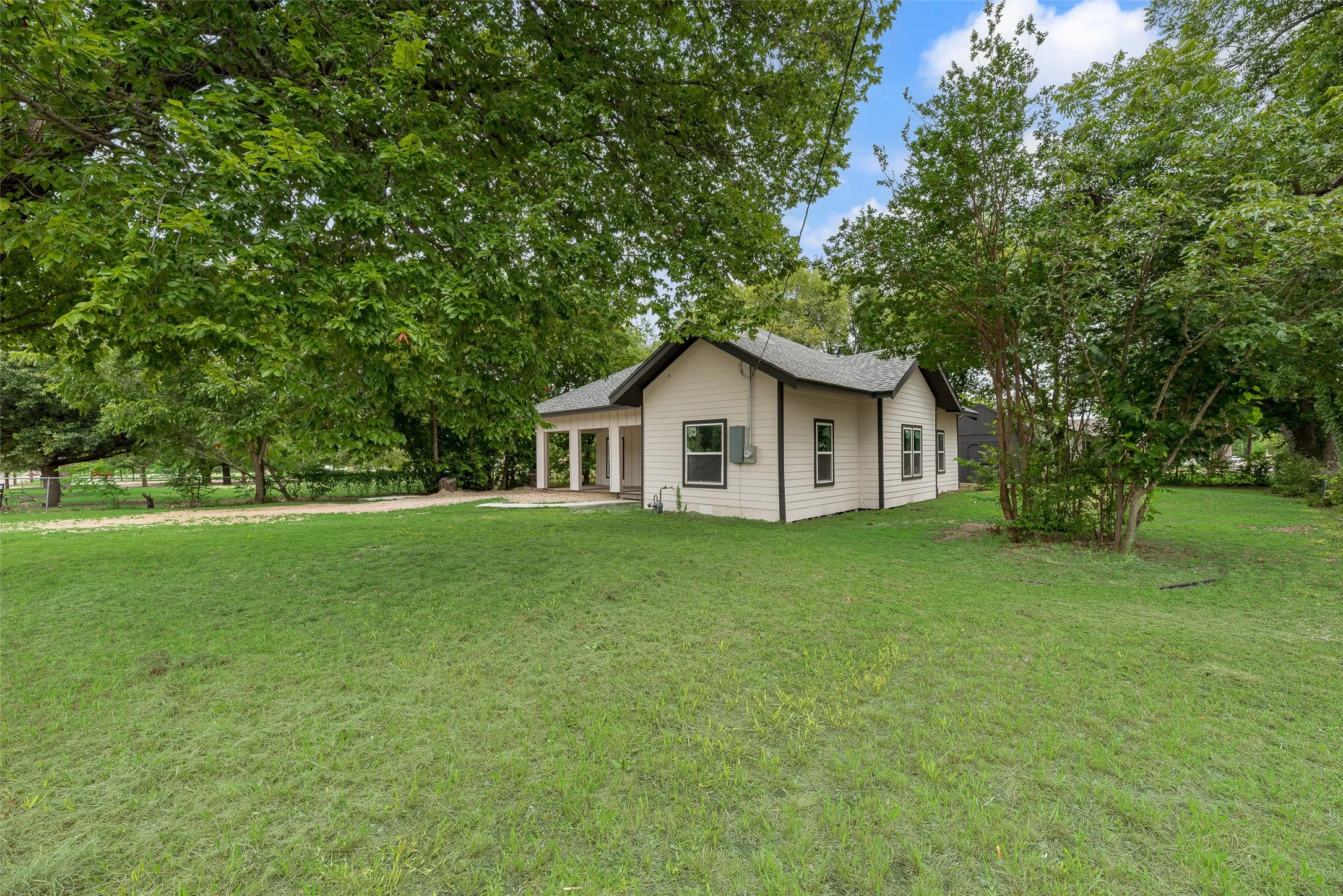 Single Family Residence For Sale in Dallas County , 302 Newsom Road, Mesquite, Texas 75149, 4 Bedroom, 2 Bathroom, Garage spaces, 1,919 Sqft, built in 1920, mls#21314220, Real Estate Agent in Mesquite, Homes For Sale in Dallas county, Homes For Sale in Mesquite, Realtor in Mesquite Texas, Real Estate Brokerage Independent Realty Texas, Luminita Cordes Realtor