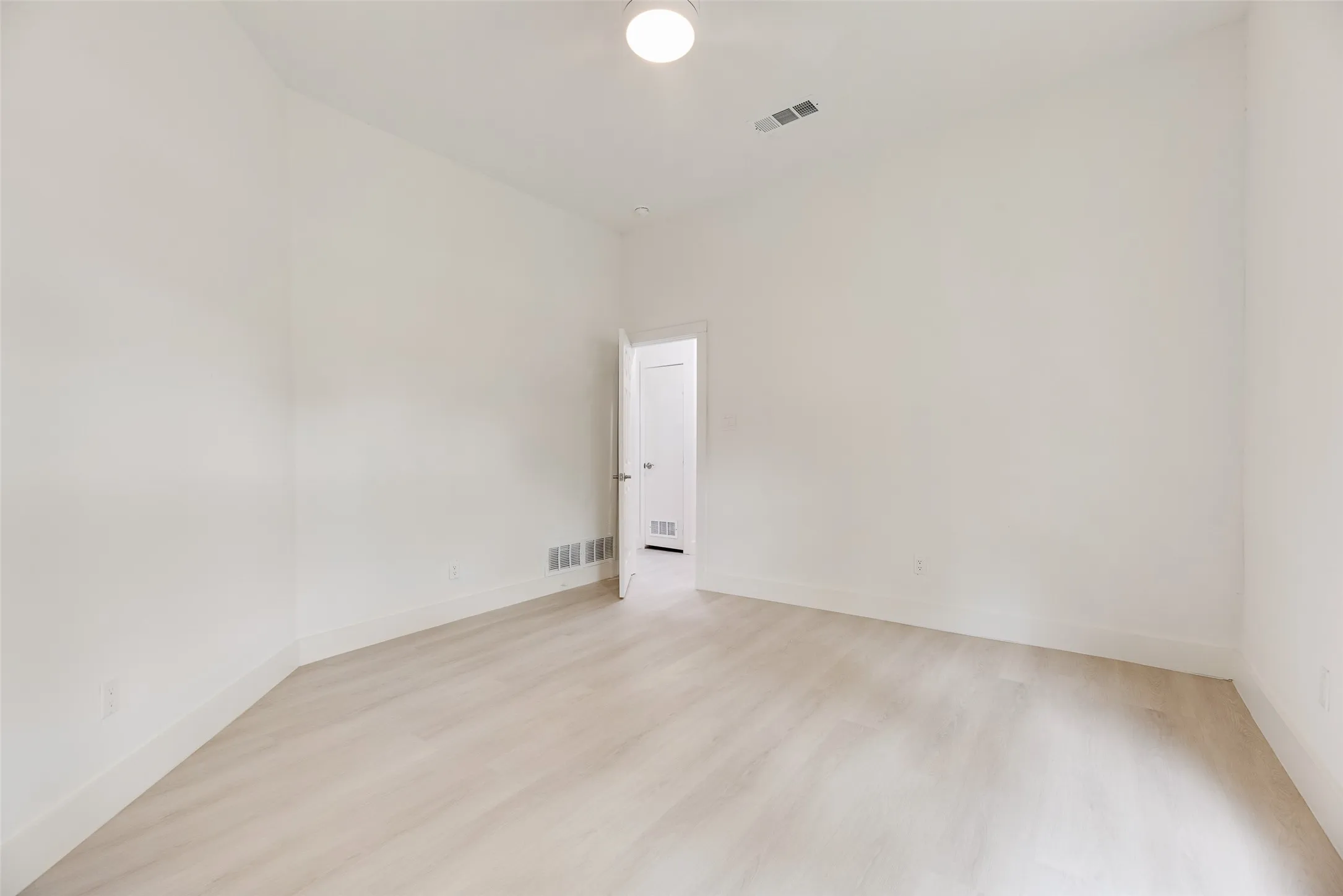 Single Family Residence For Sale in Dallas County , 302 Newsom Road, Mesquite, Texas 75149, 4 Bedroom, 2 Bathroom, Garage spaces, 1,919 Sqft, built in 1920, mls#21314220, Real Estate Agent in Mesquite, Homes For Sale in Dallas county, Homes For Sale in Mesquite, Realtor in Mesquite Texas, Real Estate Brokerage Independent Realty Texas, Luminita Cordes Realtor