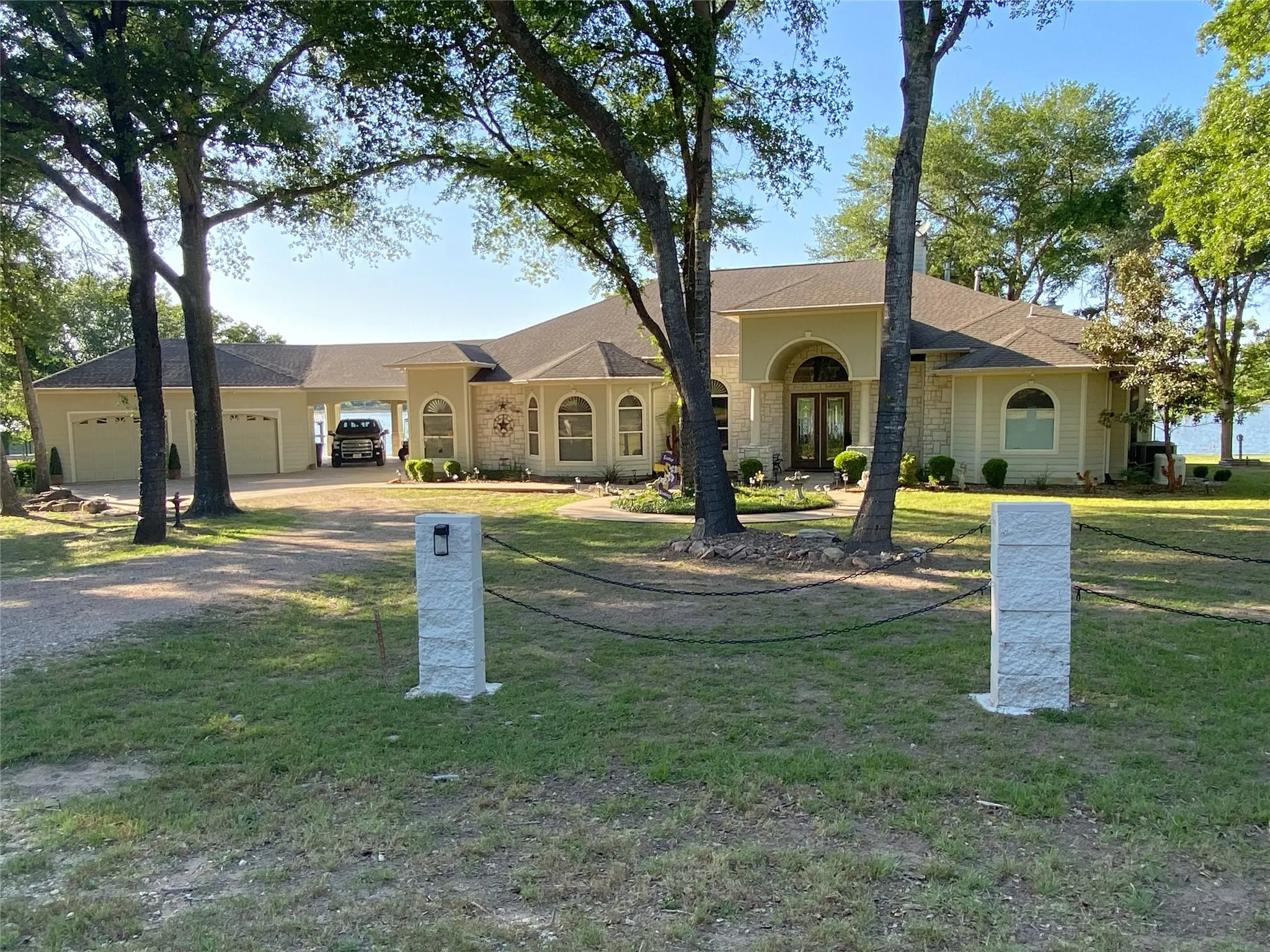 Single Family Residence For Sale in Limestone County , 405 Lcr 737, Thornton, Texas 76687, 3 Bedroom, 4 Bathroom, 2 Garage spaces, 3,237 Sqft, built in 2009, mls#21313571, Real Estate Agent in Thornton, Homes For Sale in Limestone county, Homes For Sale in Thornton, Realtor in Thornton Texas, Real Estate Brokerage Independent Realty Texas, Luminita Cordes Realtor