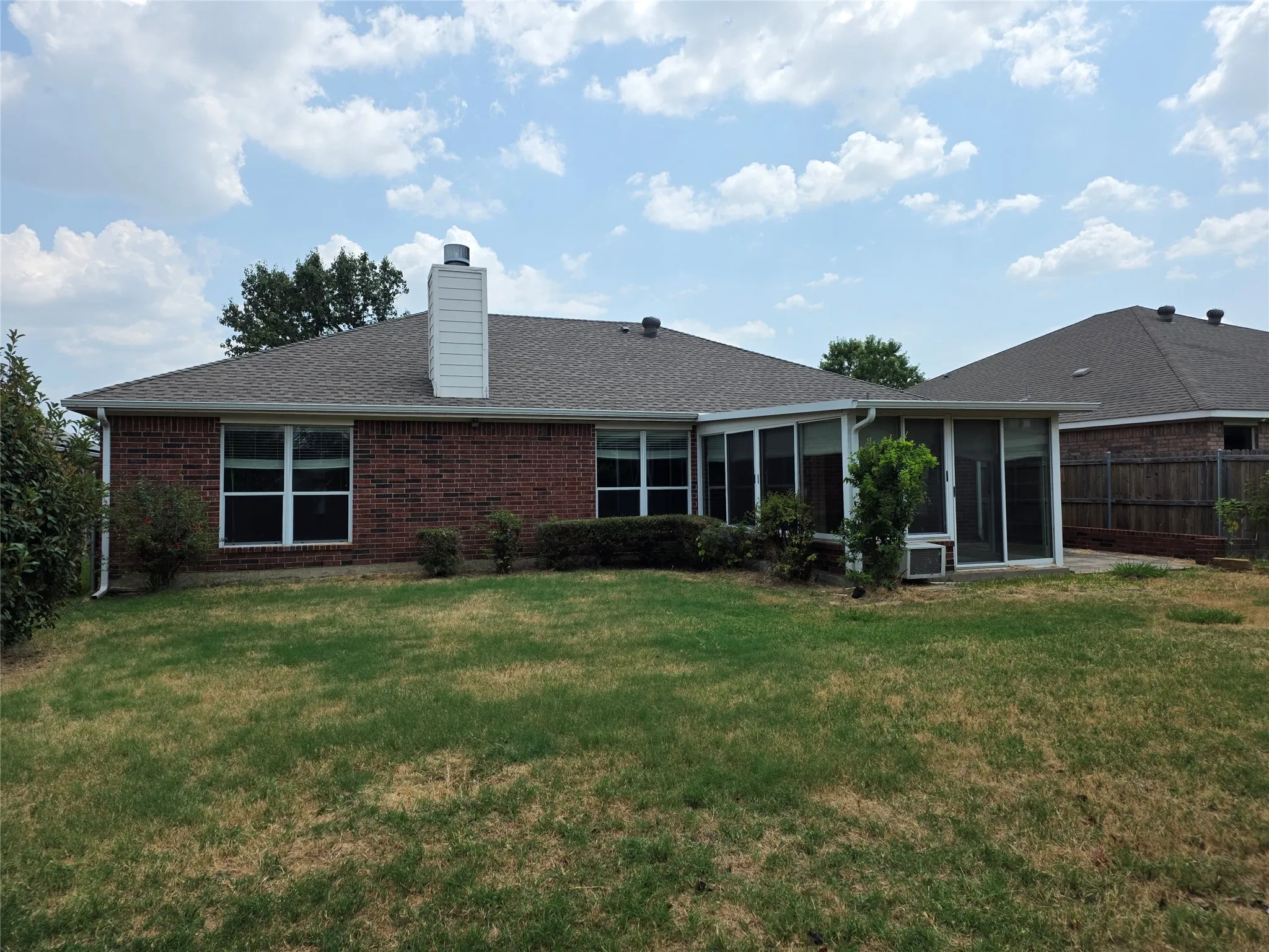 Single Family Residence For Sale in Tarrant County , 307 Dimes Street, Arlington, Texas 76002, 3 Bedroom, 2 Bathroom, 2 Garage spaces, 1,641 Sqft, built in 2004, mls#21314553, Real Estate Agent in Arlington, Homes For Sale in Tarrant county, Homes For Sale in Arlington, Realtor in Arlington Texas, Real Estate Brokerage Independent Realty Texas, Luminita Cordes Realtor