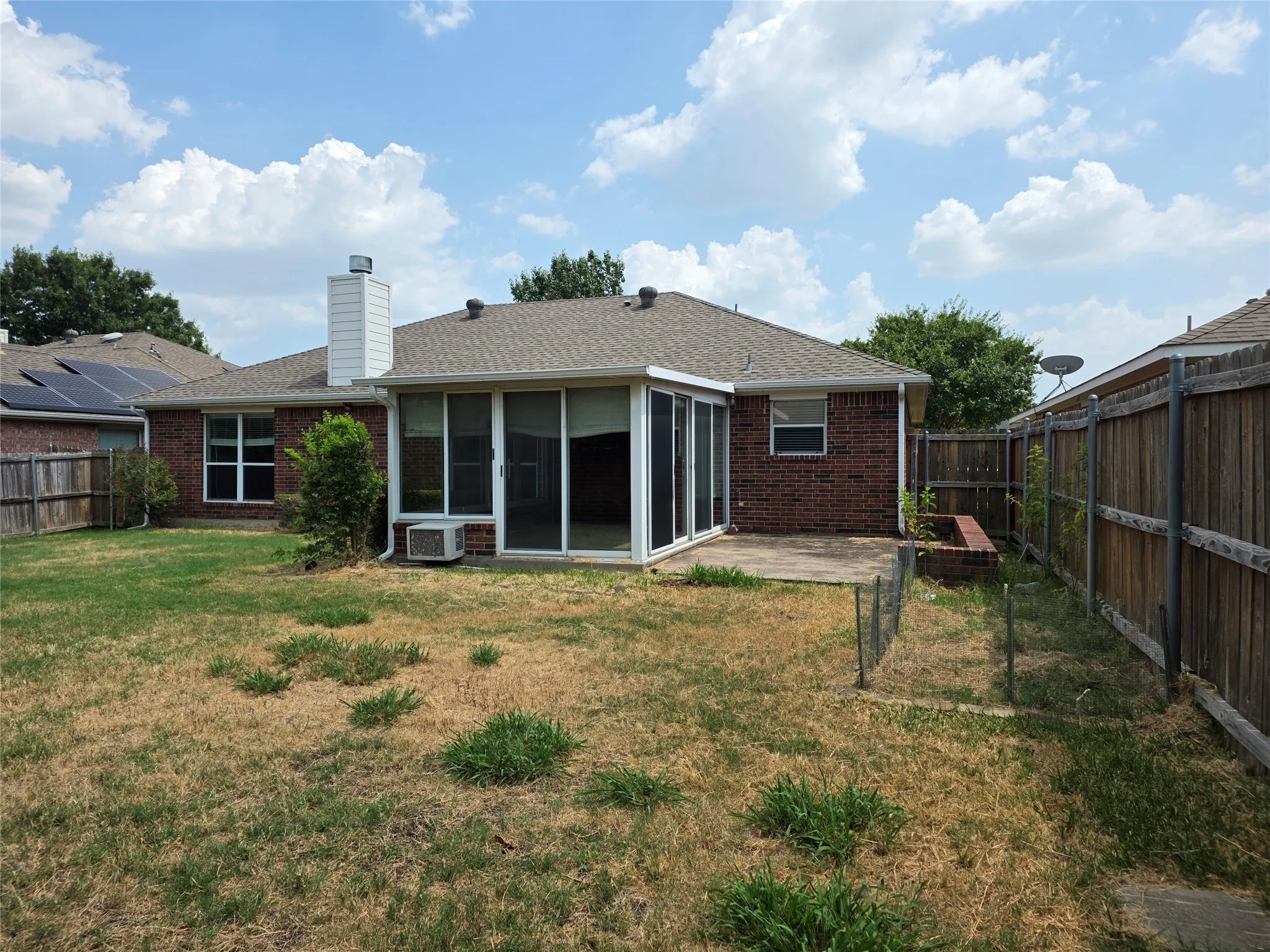 Single Family Residence For Sale in Tarrant County , 307 Dimes Street, Arlington, Texas 76002, 3 Bedroom, 2 Bathroom, 2 Garage spaces, 1,641 Sqft, built in 2004, mls#21314553, Real Estate Agent in Arlington, Homes For Sale in Tarrant county, Homes For Sale in Arlington, Realtor in Arlington Texas, Real Estate Brokerage Independent Realty Texas, Luminita Cordes Realtor