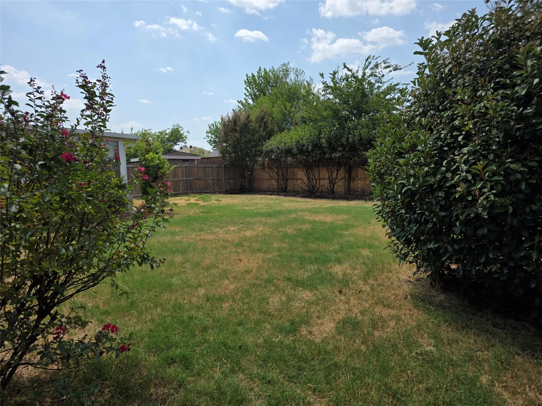 Single Family Residence For Sale in Tarrant County , 307 Dimes Street, Arlington, Texas 76002, 3 Bedroom, 2 Bathroom, 2 Garage spaces, 1,641 Sqft, built in 2004, mls#21314553, Real Estate Agent in Arlington, Homes For Sale in Tarrant county, Homes For Sale in Arlington, Realtor in Arlington Texas, Real Estate Brokerage Independent Realty Texas, Luminita Cordes Realtor