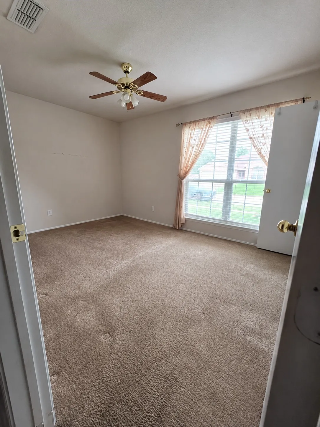 Single Family Residence For Sale in Tarrant County , 307 Dimes Street, Arlington, Texas 76002, 3 Bedroom, 2 Bathroom, 2 Garage spaces, 1,641 Sqft, built in 2004, mls#21314553, Real Estate Agent in Arlington, Homes For Sale in Tarrant county, Homes For Sale in Arlington, Realtor in Arlington Texas, Real Estate Brokerage Independent Realty Texas, Luminita Cordes Realtor