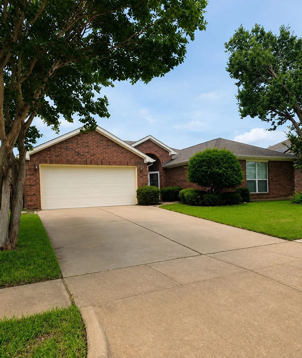 Single Family Residence For Sale in Tarrant County , 307 Dimes Street, Arlington, Texas 76002, 3 Bedroom, 2 Bathroom, 2 Garage spaces, 1,641 Sqft, built in 2004, mls#21314553, Real Estate Agent in Arlington, Homes For Sale in Tarrant county, Homes For Sale in Arlington, Realtor in Arlington Texas, Real Estate Brokerage Independent Realty Texas, Luminita Cordes Realtor