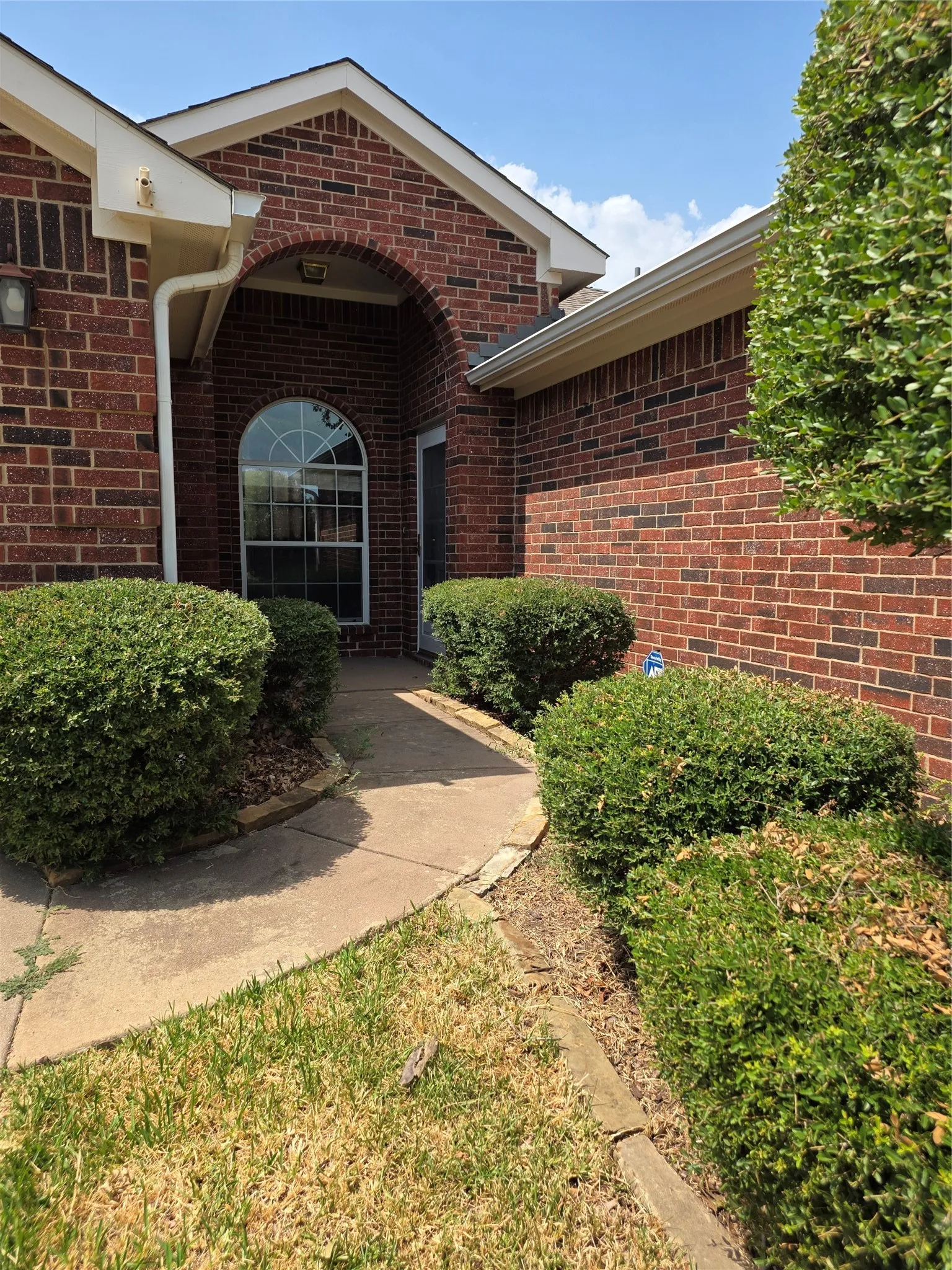 Single Family Residence For Sale in Tarrant County , 307 Dimes Street, Arlington, Texas 76002, 3 Bedroom, 2 Bathroom, 2 Garage spaces, 1,641 Sqft, built in 2004, mls#21314553, Real Estate Agent in Arlington, Homes For Sale in Tarrant county, Homes For Sale in Arlington, Realtor in Arlington Texas, Real Estate Brokerage Independent Realty Texas, Luminita Cordes Realtor