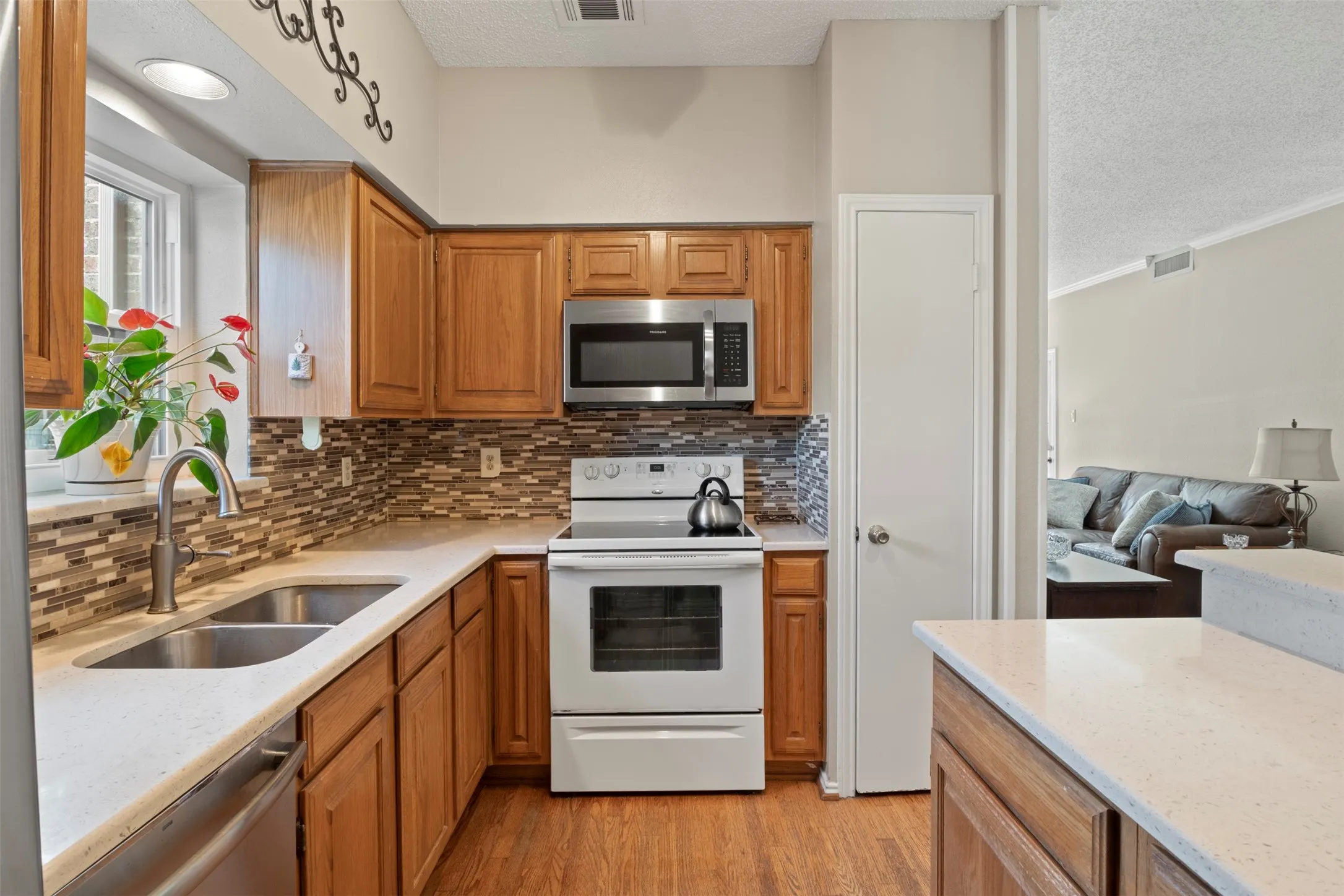 Condominium For Sale in Collin County , 5859 Frankford Road 1101, Dallas, Texas 75252, 2 Bedroom, 2 Bathroom, Garage spaces, 1,124 Sqft, built in 1985, mls#21296422, Real Estate Agent in Dallas, Homes For Sale in Collin county, Homes For Sale in Dallas, Realtor in Dallas Texas, Real Estate Brokerage Independent Realty Texas, Luminita Cordes Realtor