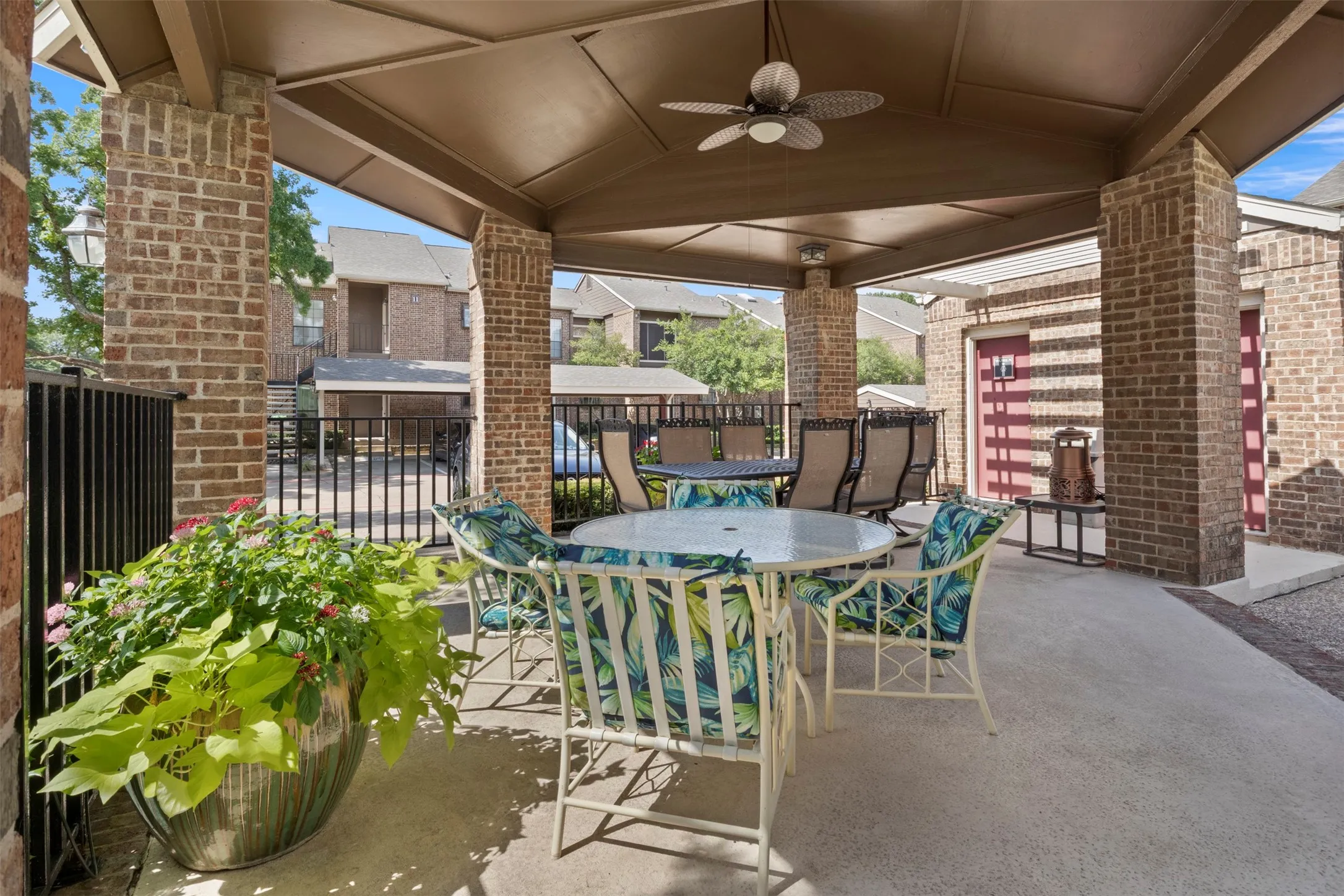 Condominium For Sale in Collin County , 5859 Frankford Road 1101, Dallas, Texas 75252, 2 Bedroom, 2 Bathroom, Garage spaces, 1,124 Sqft, built in 1985, mls#21296422, Real Estate Agent in Dallas, Homes For Sale in Collin county, Homes For Sale in Dallas, Realtor in Dallas Texas, Real Estate Brokerage Independent Realty Texas, Luminita Cordes Realtor