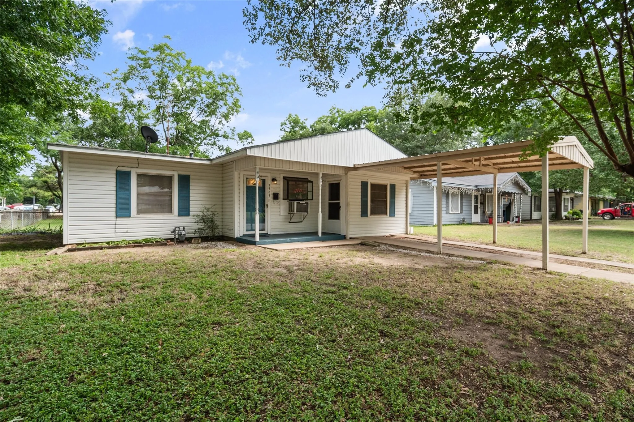 Single Family Residence For Sale in Navarro County , 2909 W Collin Street, Corsicana, Texas 75110, 3 Bedroom, 1 Bathroom, Garage spaces, 1,068 Sqft, built in 1956, mls#21314387, Real Estate Agent in Corsicana, Homes For Sale in Navarro county, Homes For Sale in Corsicana, Realtor in Corsicana Texas, Real Estate Brokerage Independent Realty Texas, Luminita Cordes Realtor